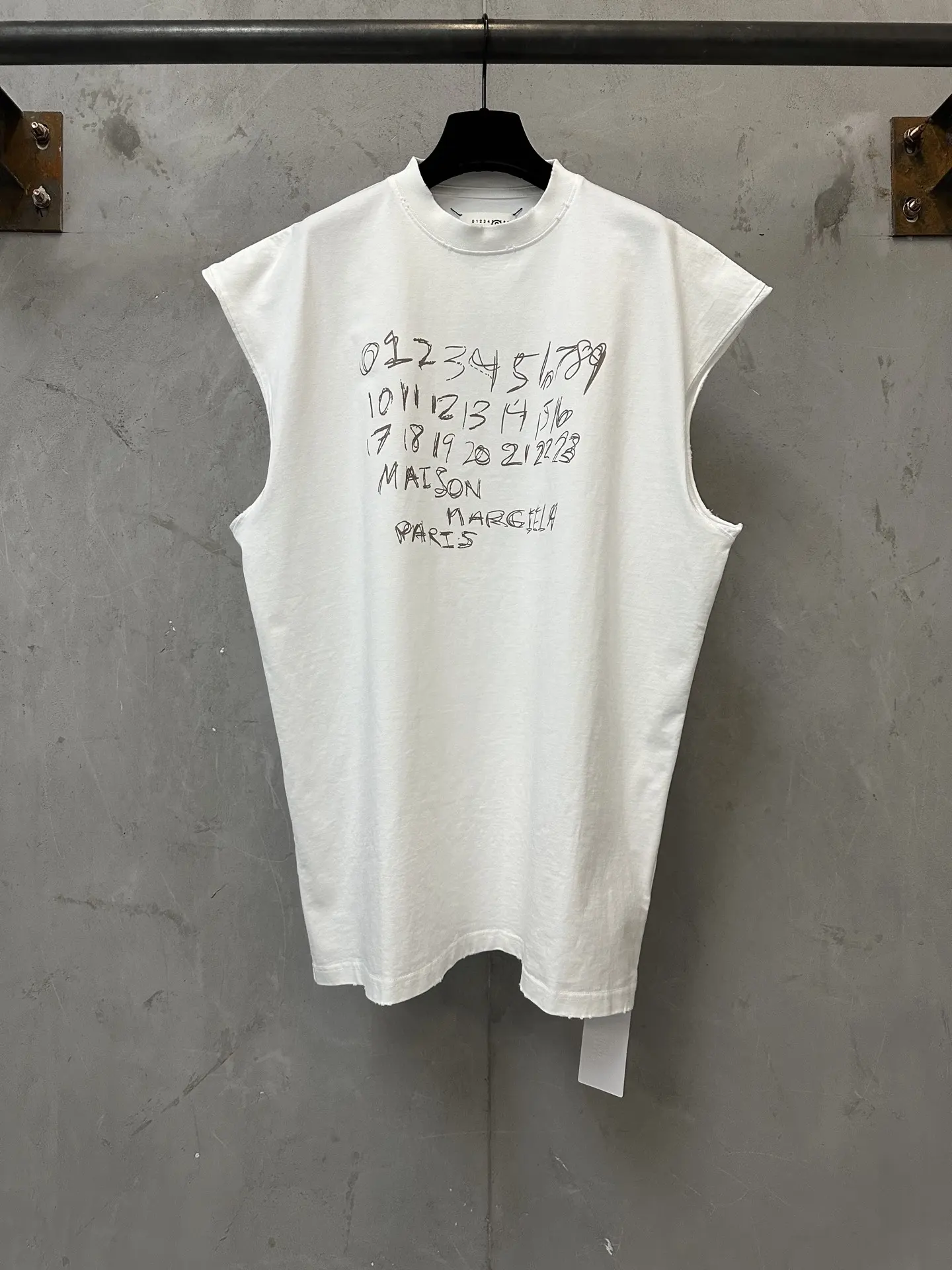 Numeric Logo Print Sleeveless T-Shirt D16011605