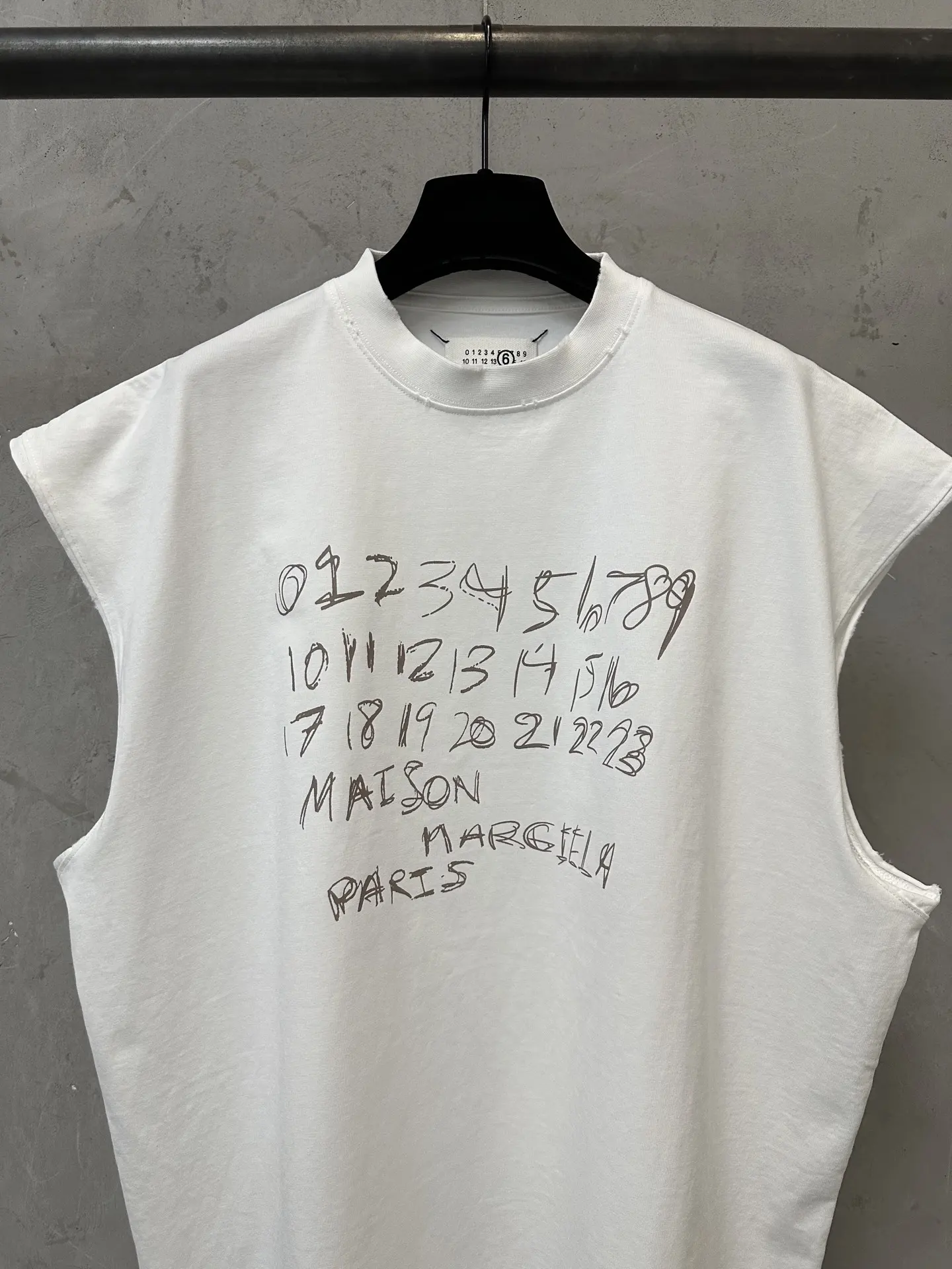 Numeric Logo Print Sleeveless T-Shirt D16011605 — view 3