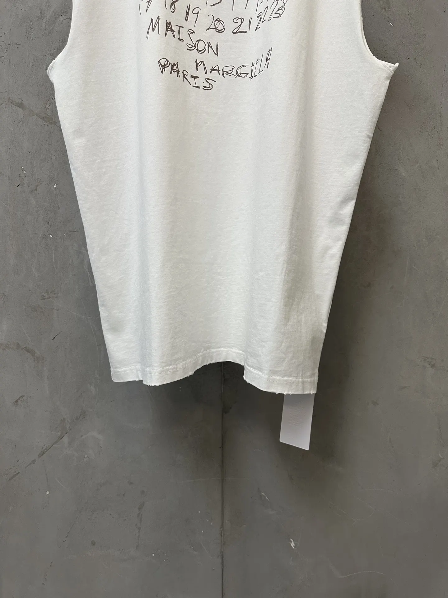 Numeric Logo Print Sleeveless T-Shirt D16011605 — view 4