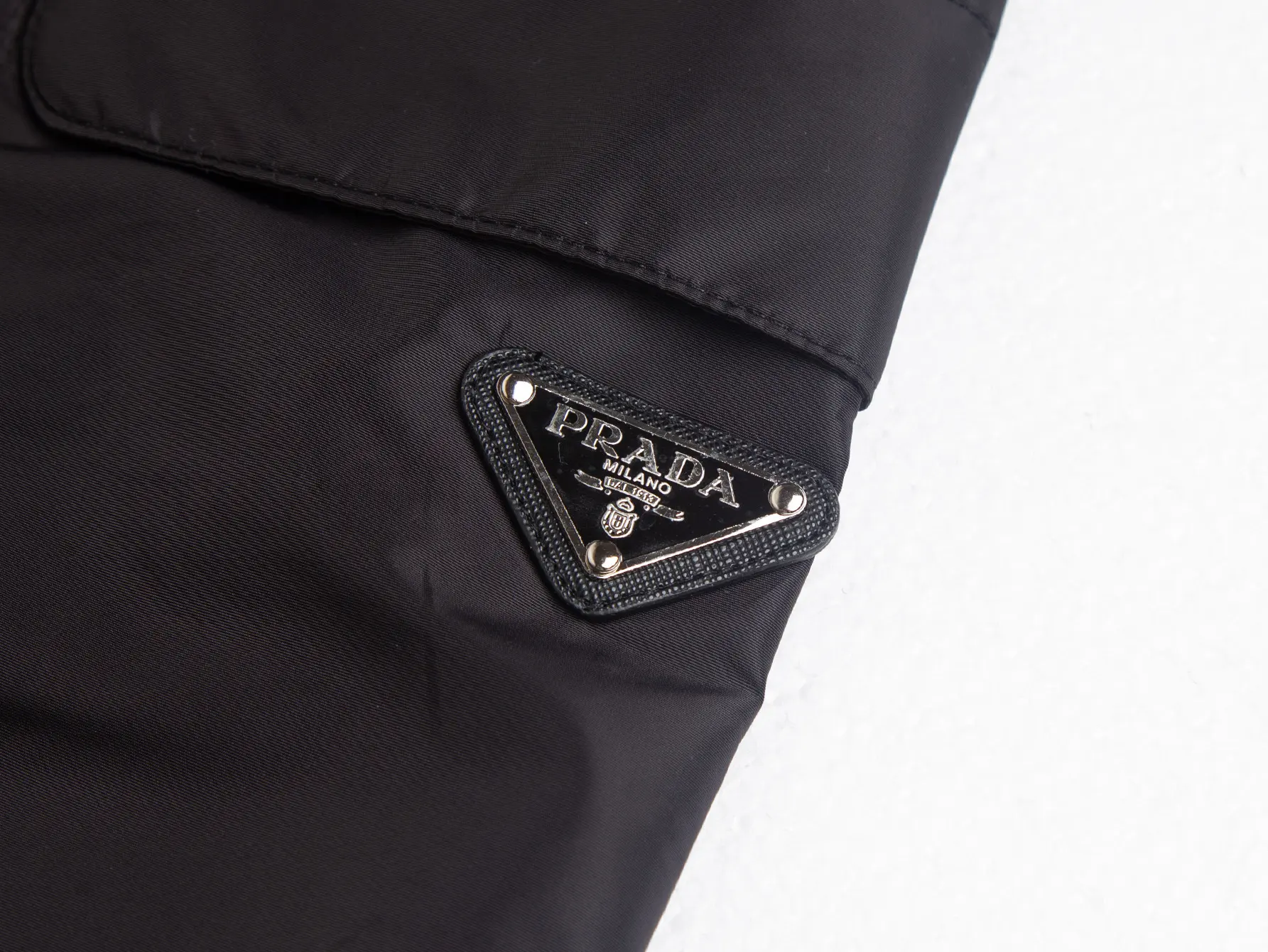 Logo-Plaque Re-Nylon Cargo Shorts D17016222 — view 3