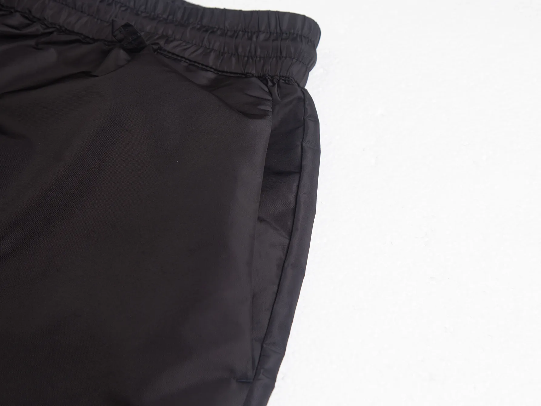 Logo-Plaque Re-Nylon Cargo Shorts D17016222 — view 4