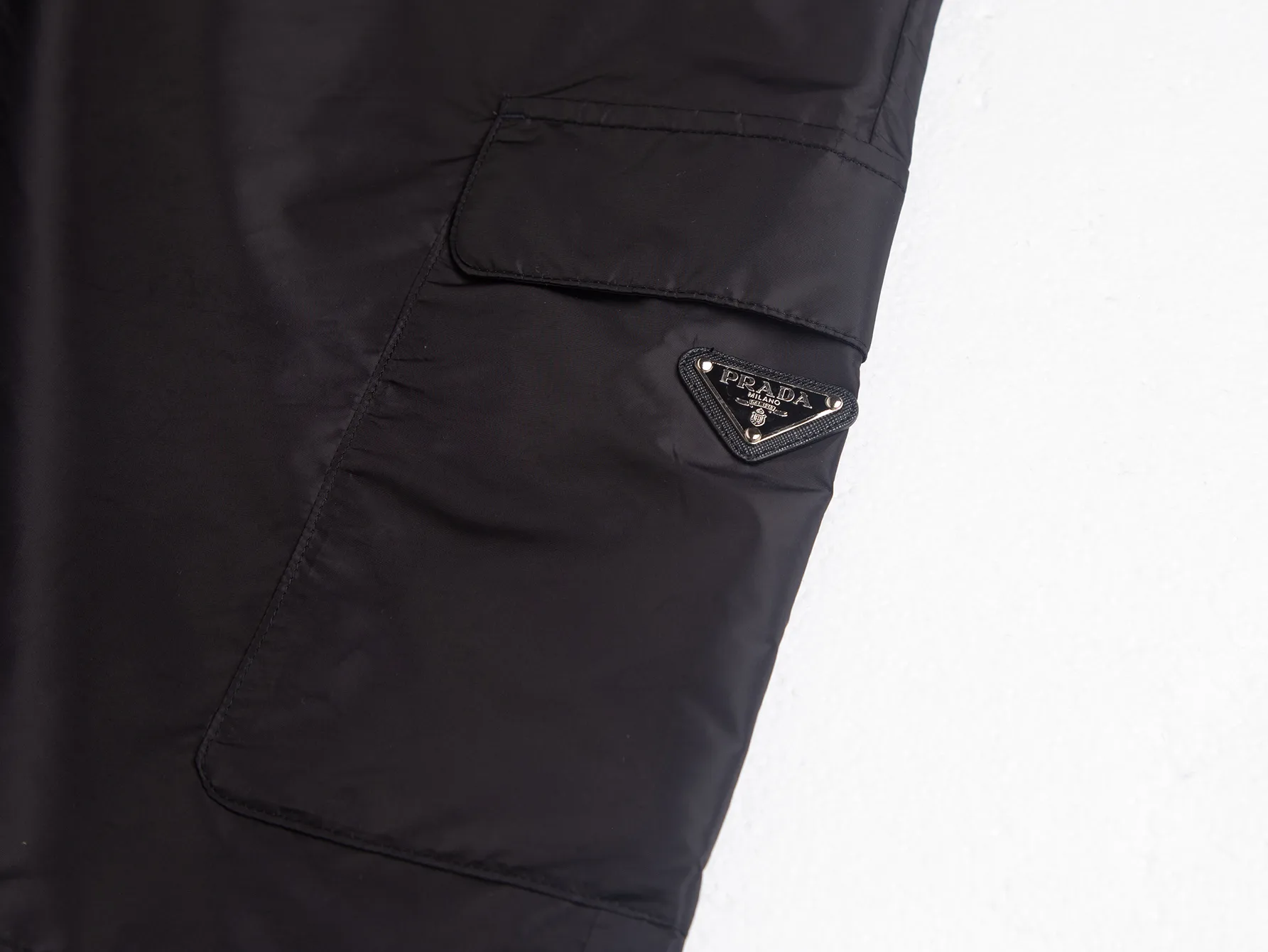 Logo-Plaque Re-Nylon Cargo Shorts D17016222 — view 6