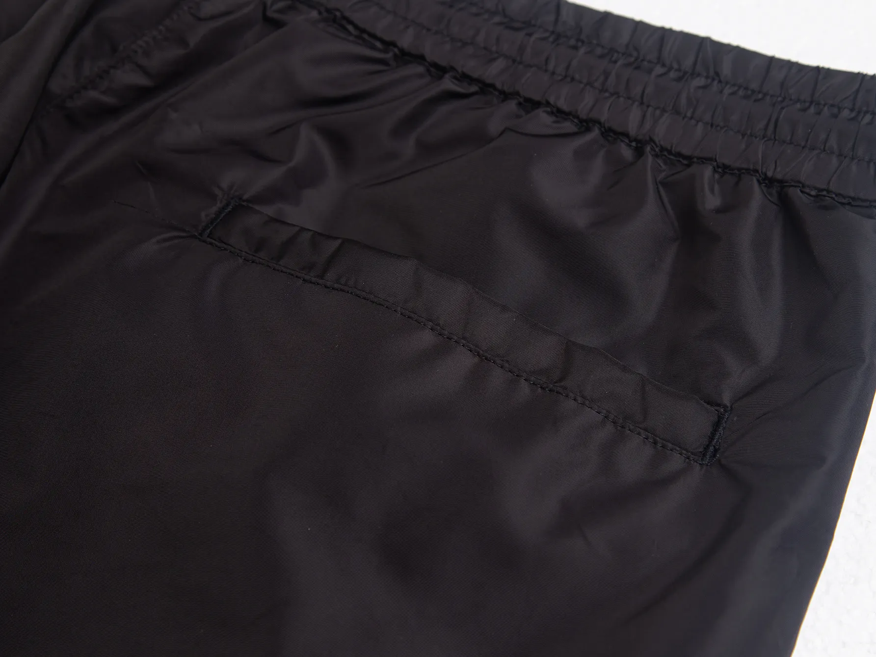 Logo-Plaque Re-Nylon Cargo Shorts D17016222 — view 7