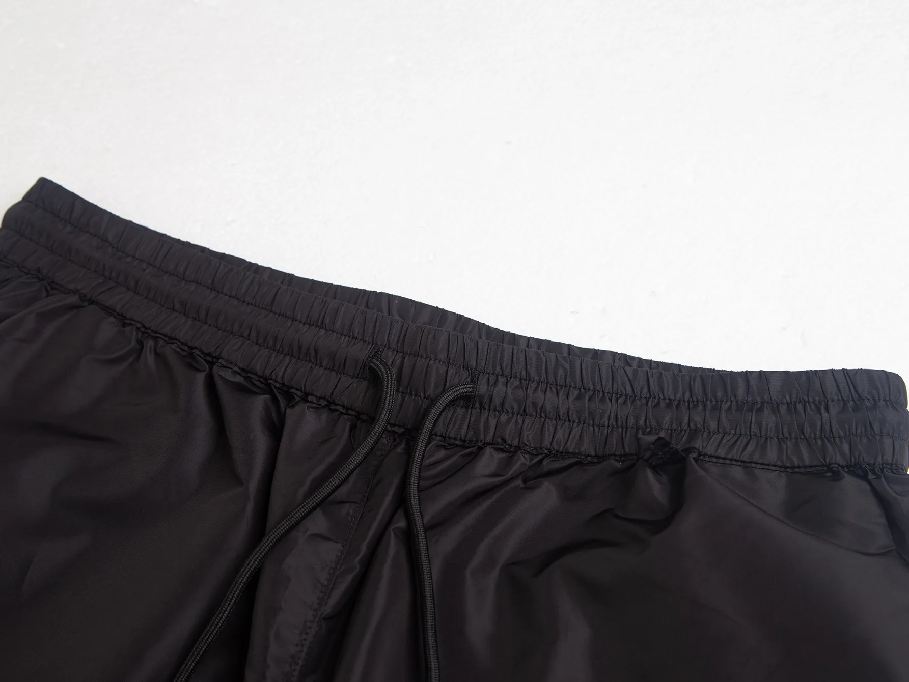 Logo-Plaque Re-Nylon Cargo Shorts D17016222 — view 9