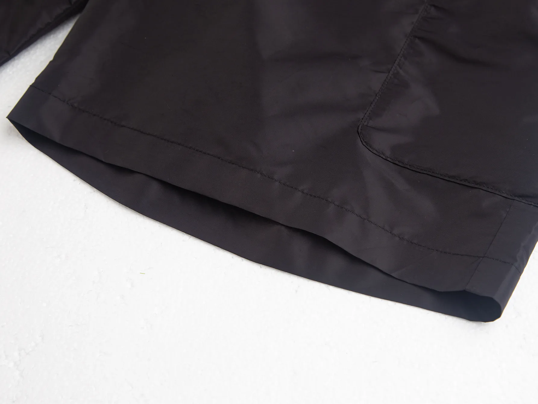 Logo-Plaque Re-Nylon Cargo Shorts D17016222 — view 11