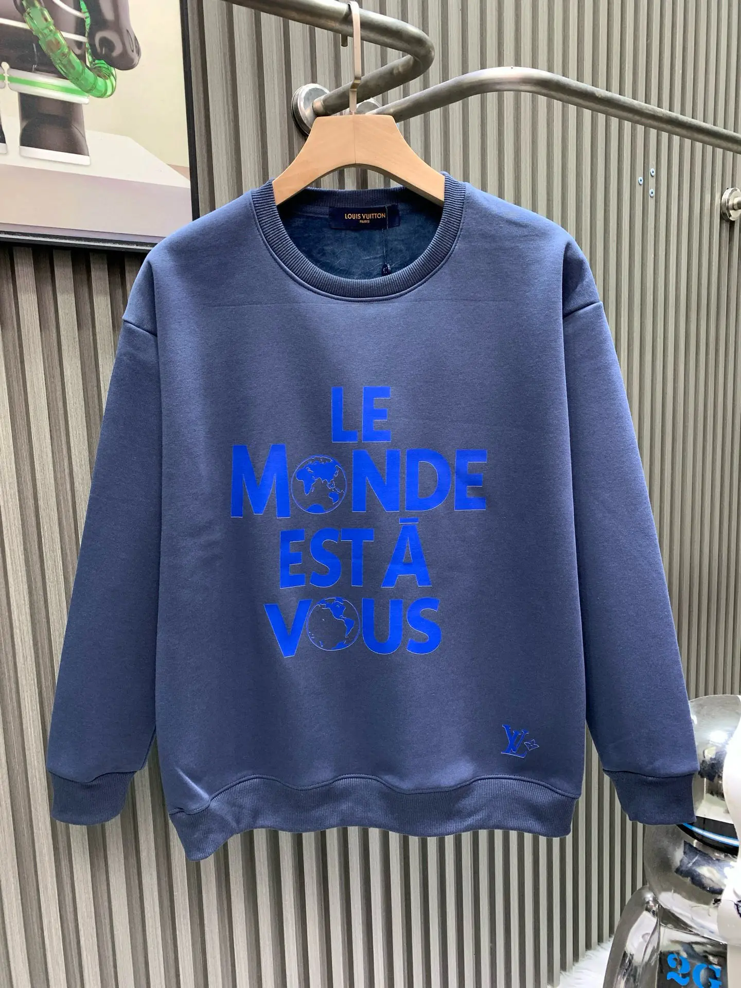 Le Monde Est À Vous Graphic Sweatshirt D17514534