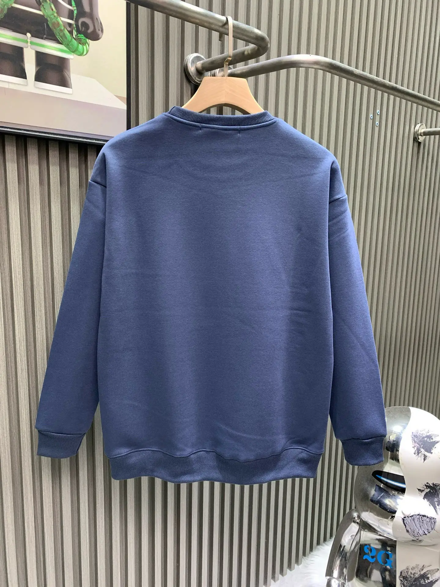 Le Monde Est À Vous Graphic Sweatshirt D17514534 — view 2