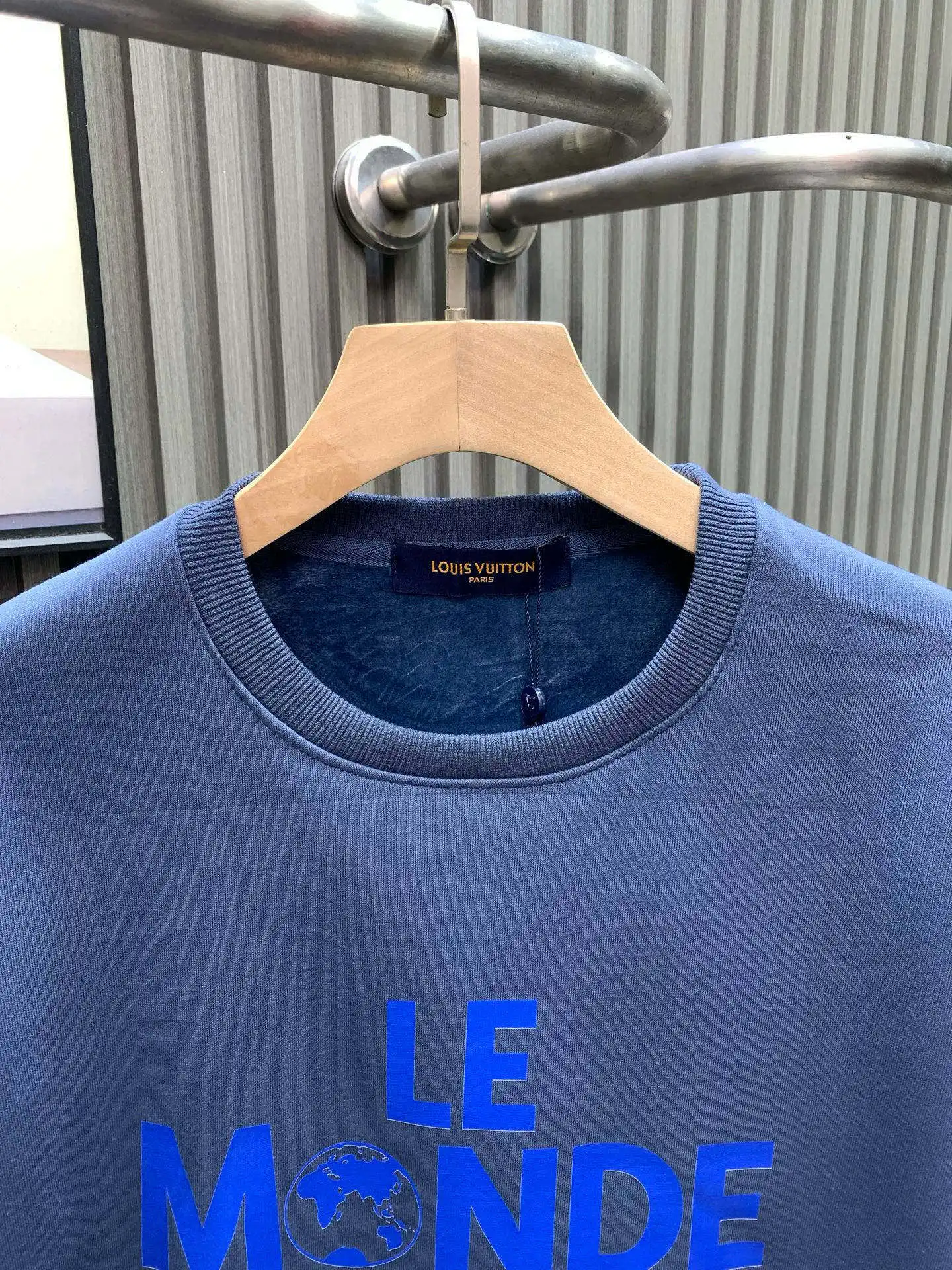 Le Monde Est À Vous Graphic Sweatshirt D17514534 — view 3