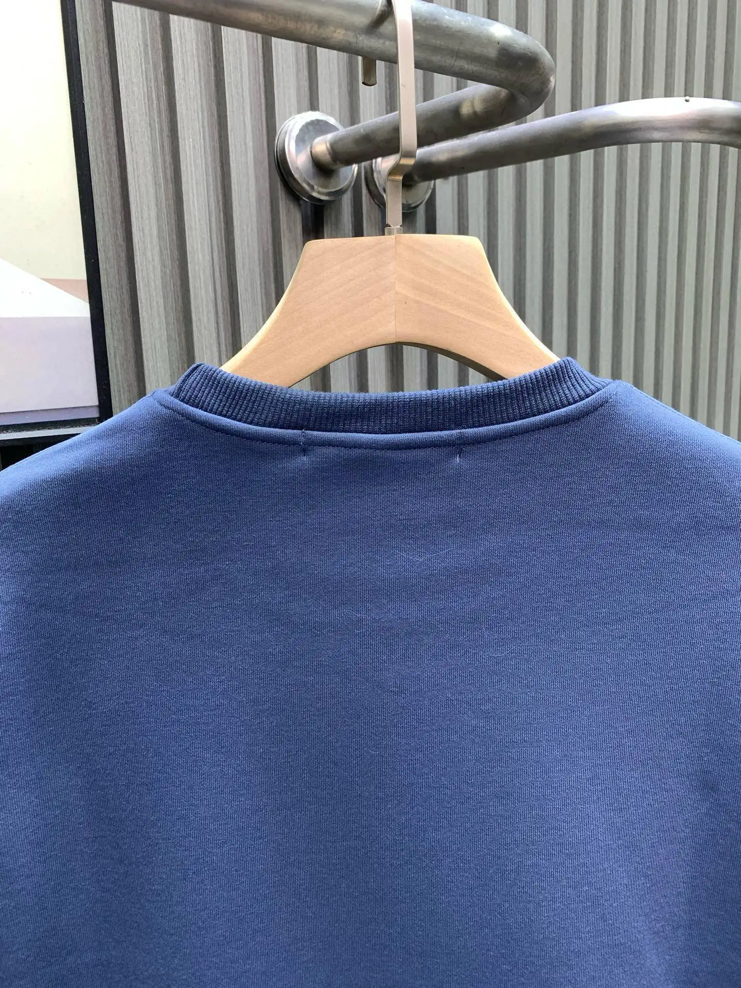 Le Monde Est À Vous Graphic Sweatshirt D17514534 — view 4