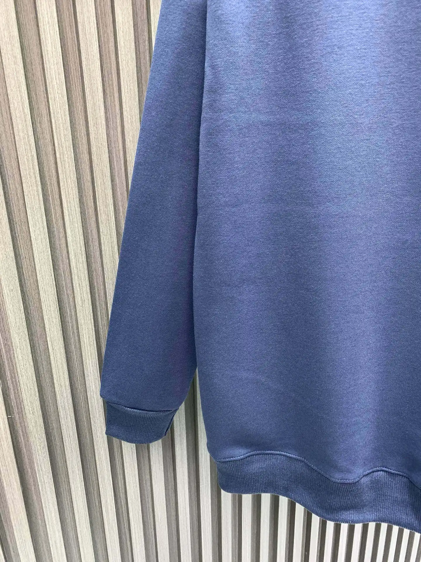 Le Monde Est À Vous Graphic Sweatshirt D17514534 — view 8