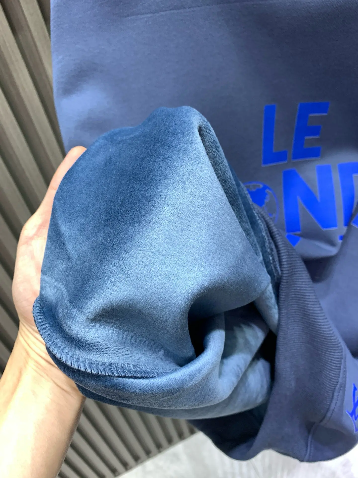 Le Monde Est À Vous Graphic Sweatshirt D17514534 — view 10