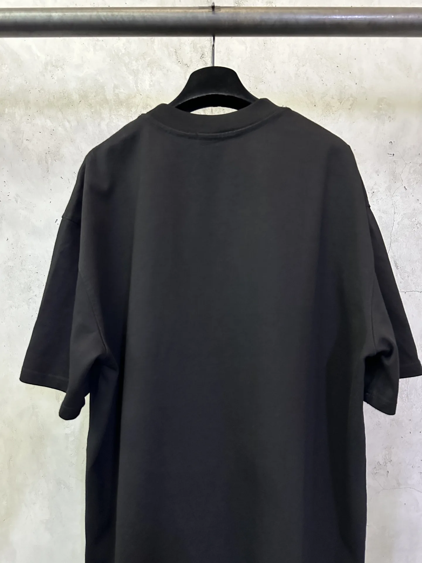 Cursive Logo Flocked Cotton T-Shirt D17511970 — view 5