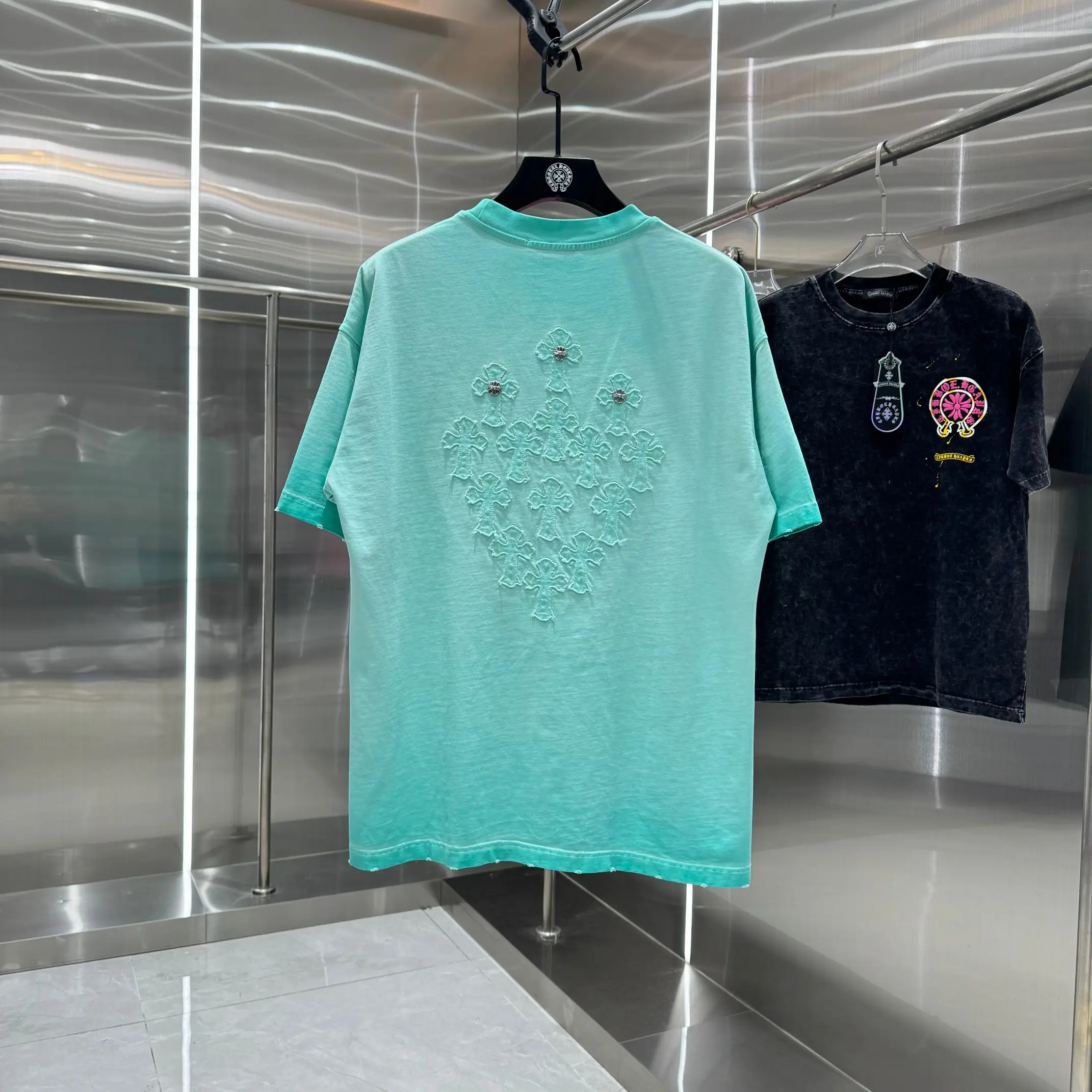 Acid-Wash Embroidered Patch T-Shirt D18014238 — view 2