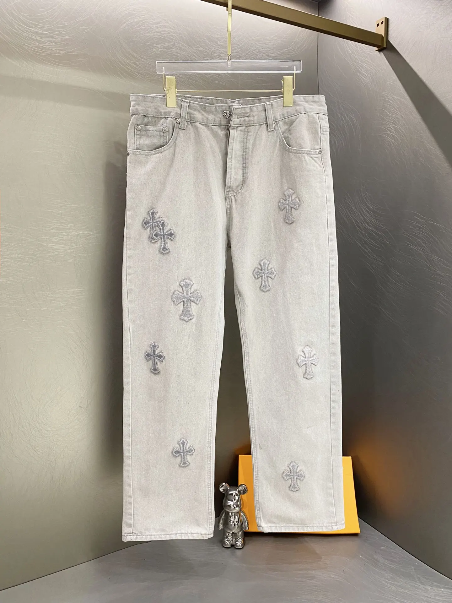 Cross Patch Embroidered Straight-Leg Jeans D18019609