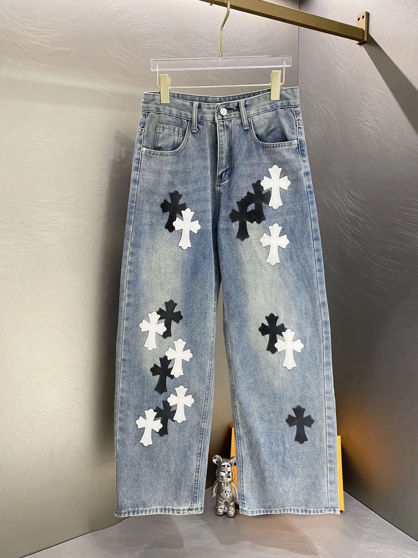Cross Patch Straight-Leg Jeans D18519619