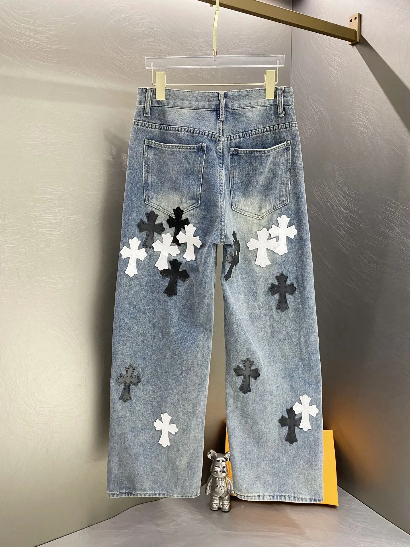 Cross Patch Straight-Leg Jeans D18519619 — view 2