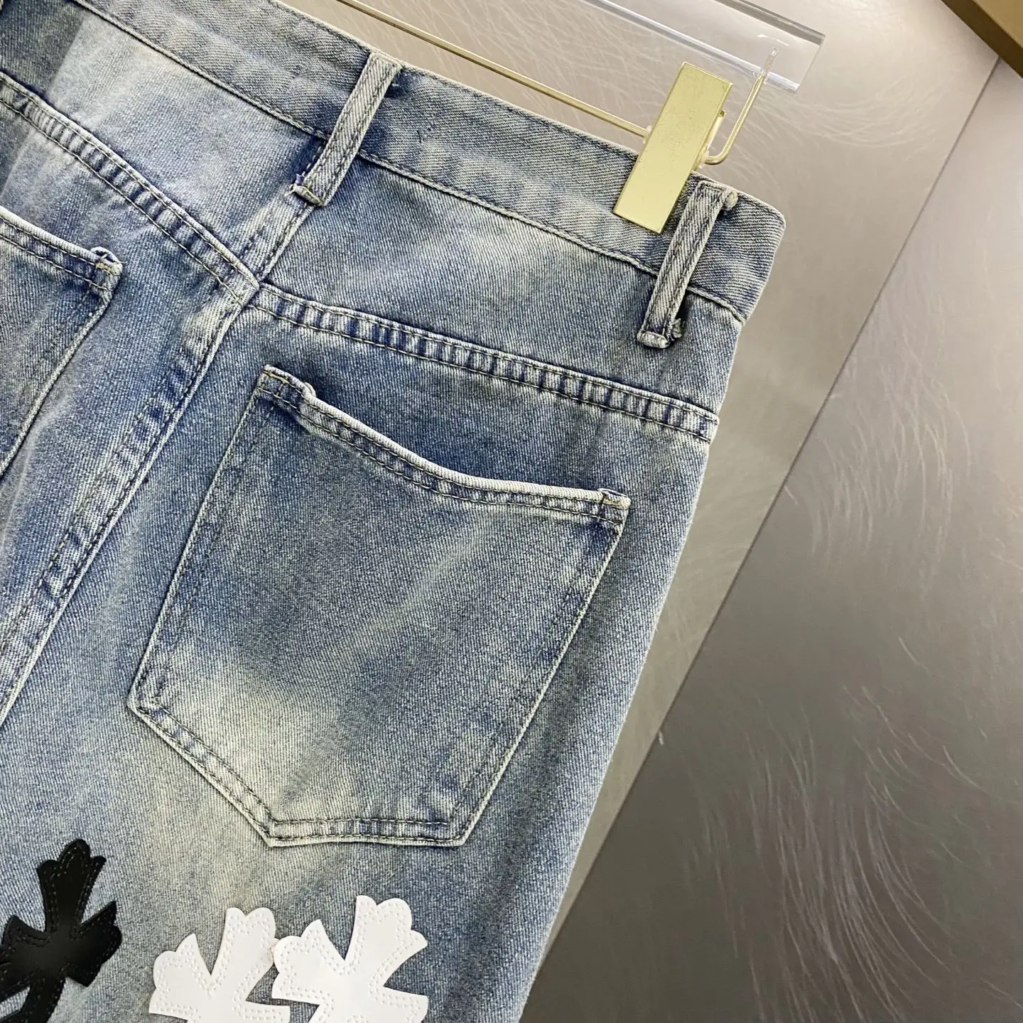 Cross Patch Straight-Leg Jeans D18519619 — view 4