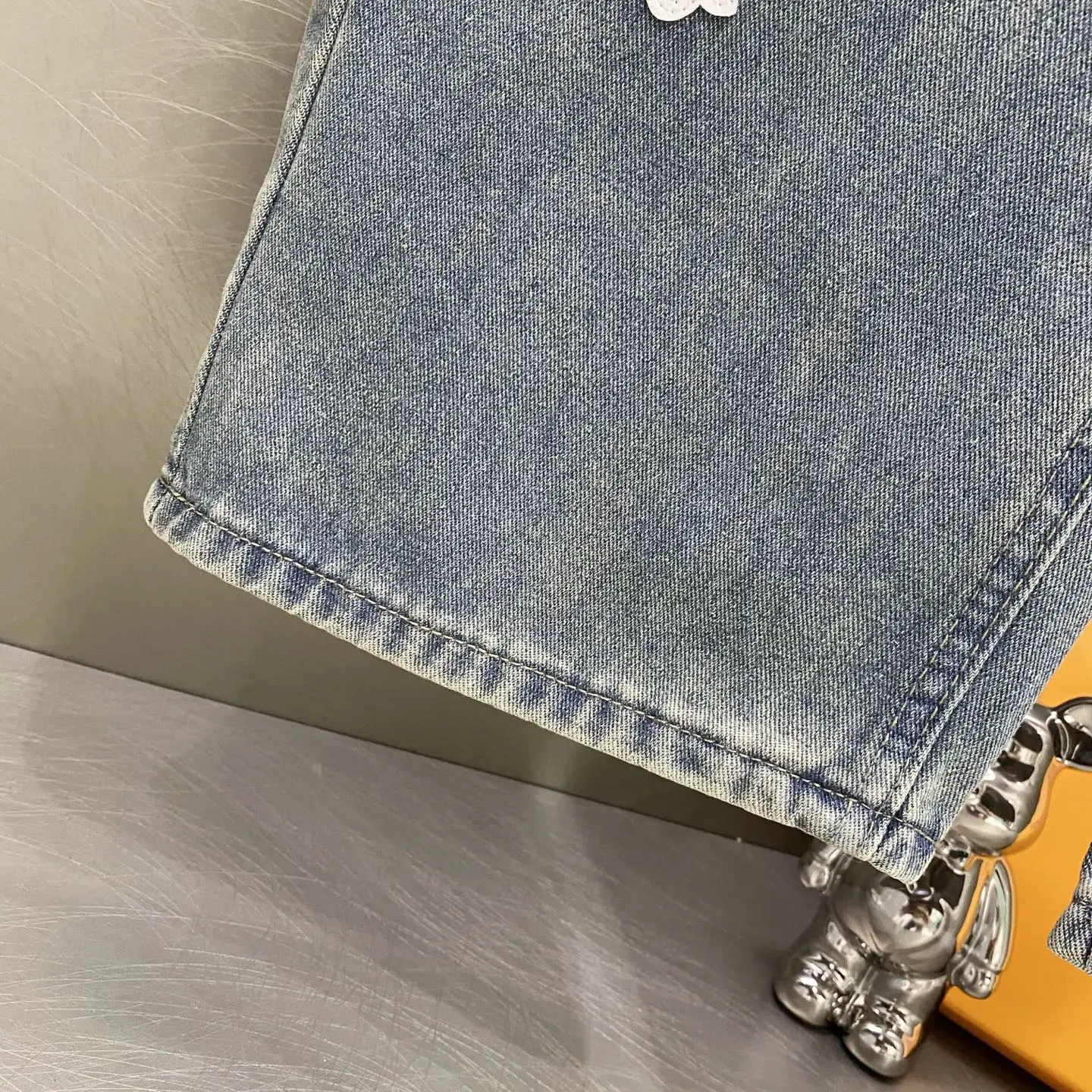 Cross Patch Straight-Leg Jeans D18519619 — view 10