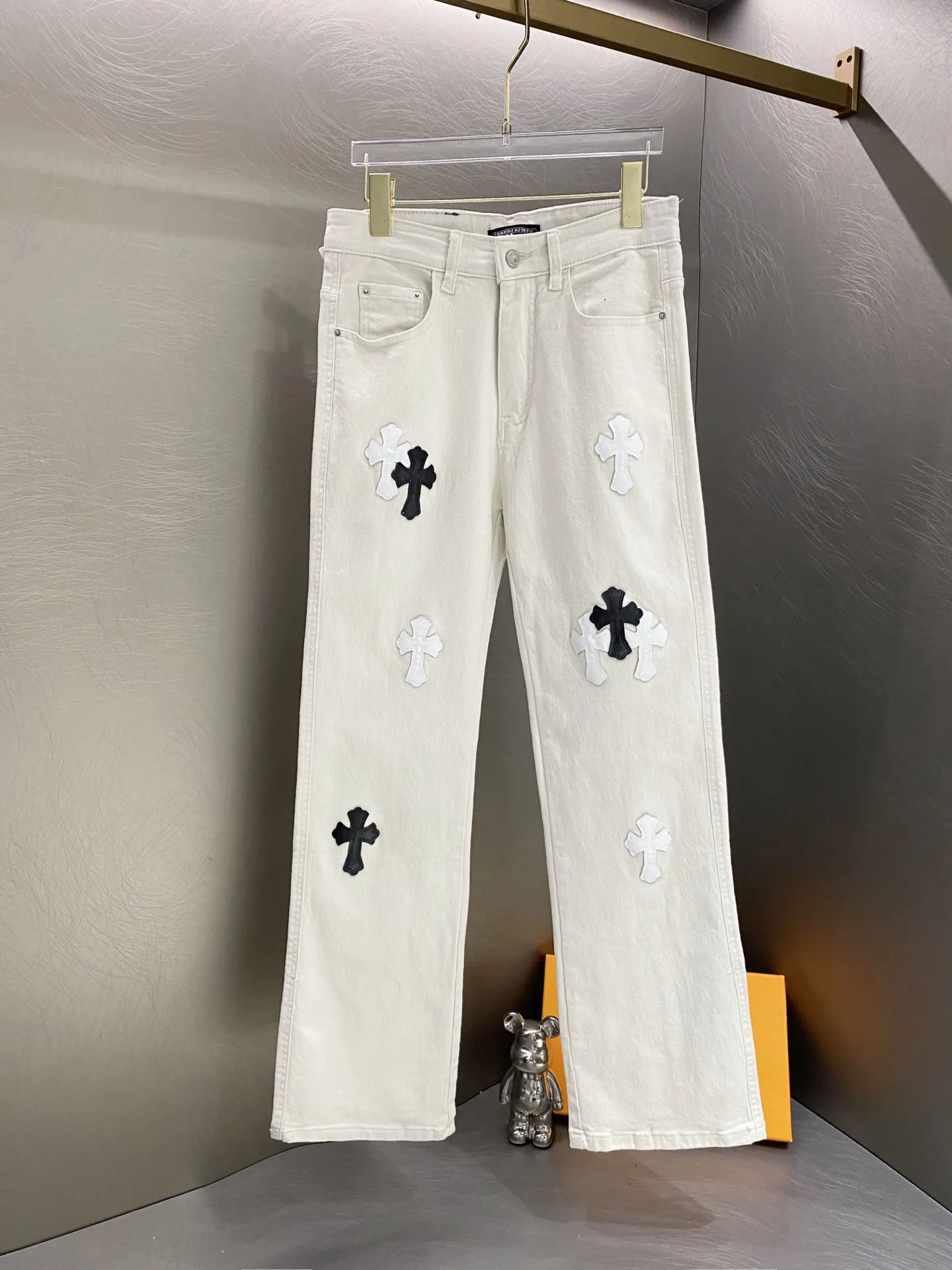 Cross Patch Straight-Leg Jeans D19519617