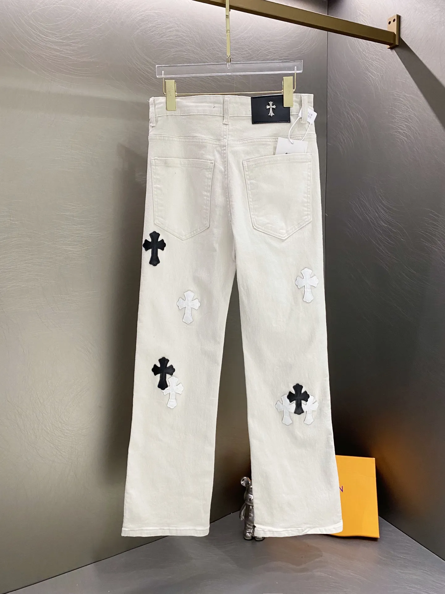 Cross Patch Straight-Leg Jeans D19519617 — view 2