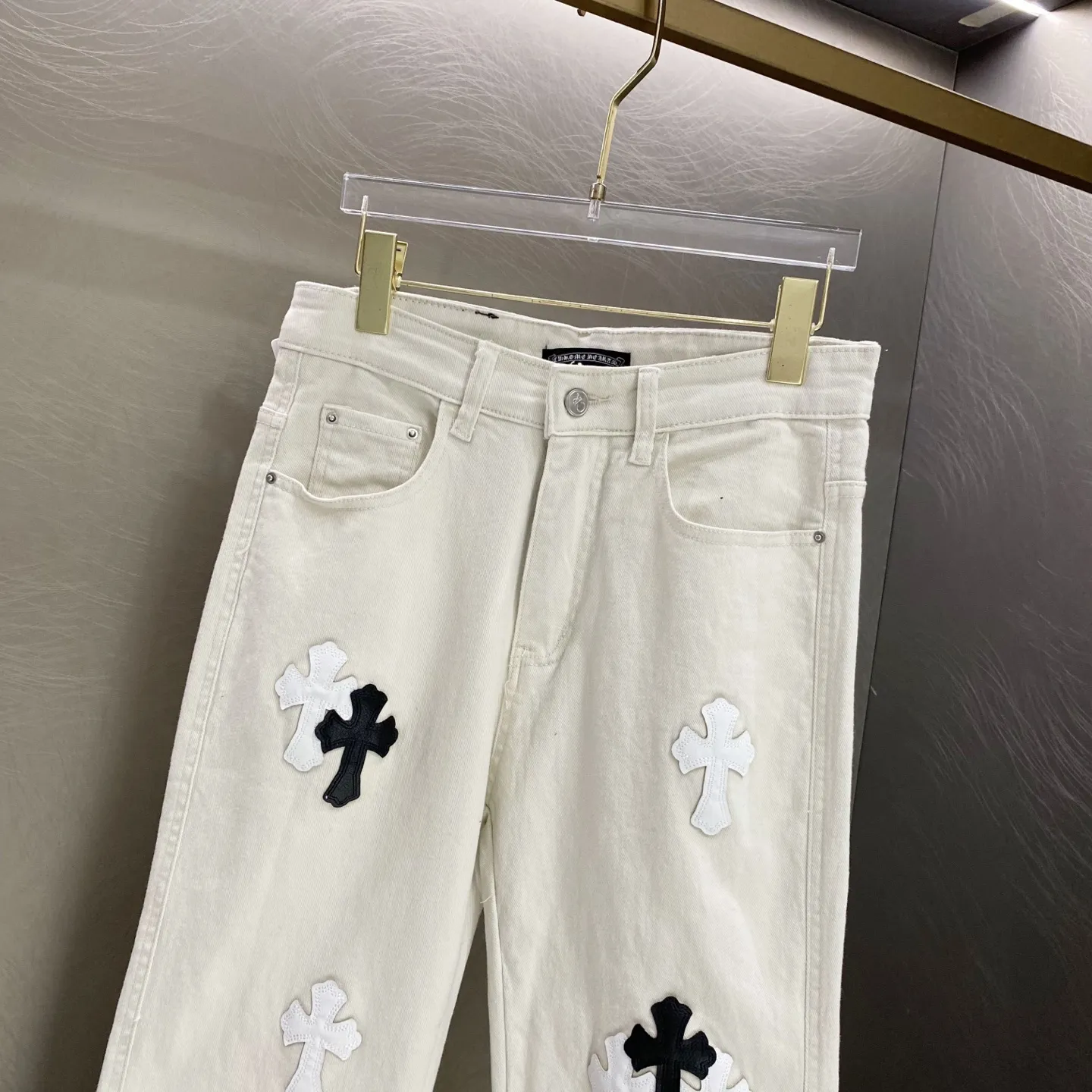Cross Patch Straight-Leg Jeans D19519617 — view 5