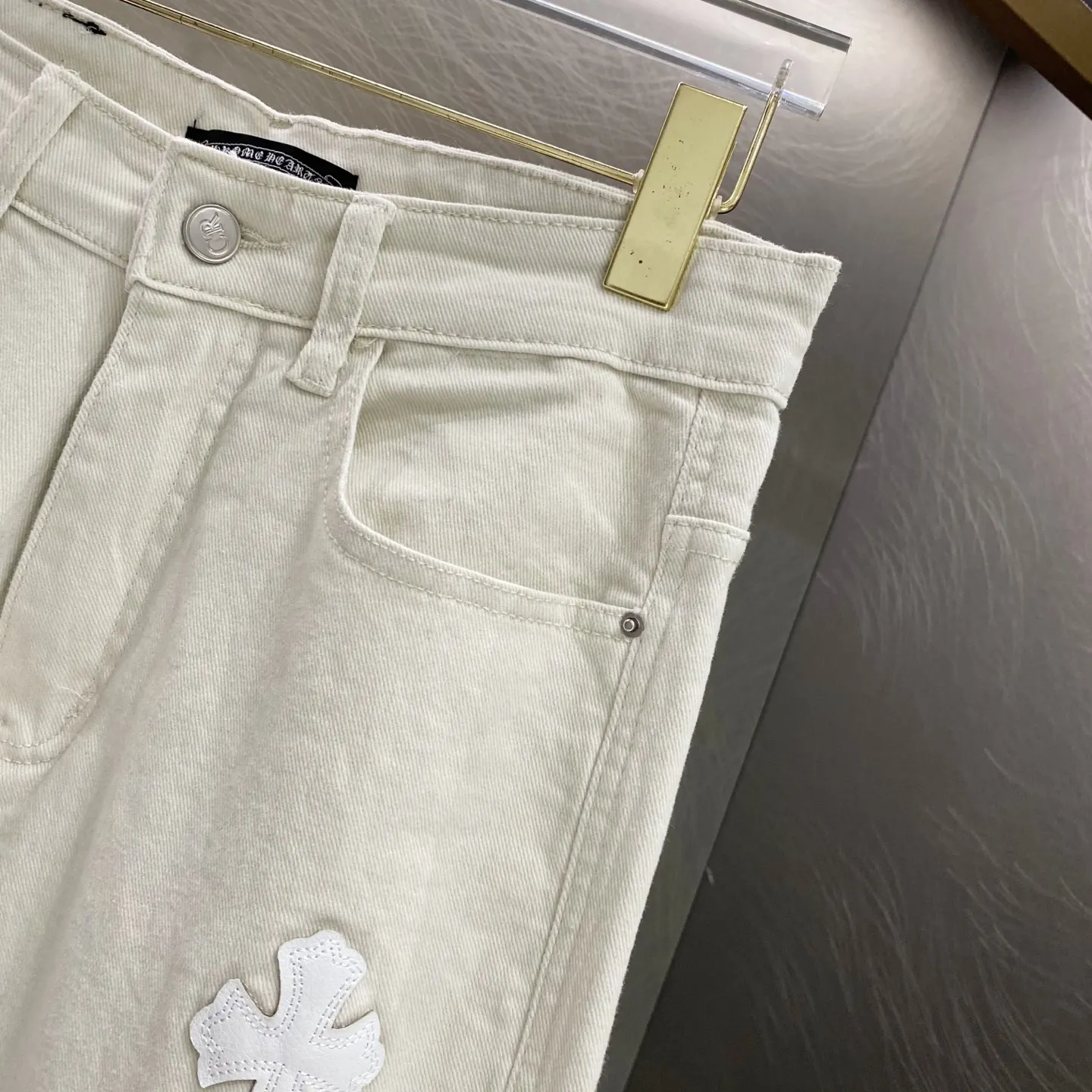 Cross Patch Straight-Leg Jeans D19519617 — view 7