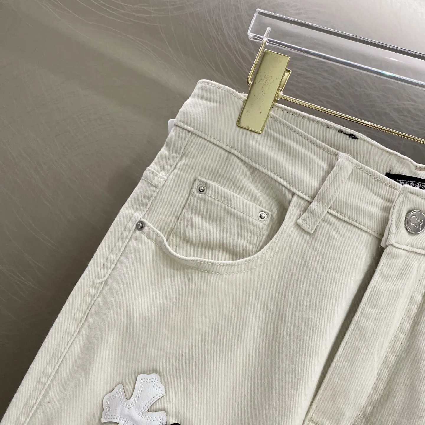 Cross Patch Straight-Leg Jeans D19519617 — view 10