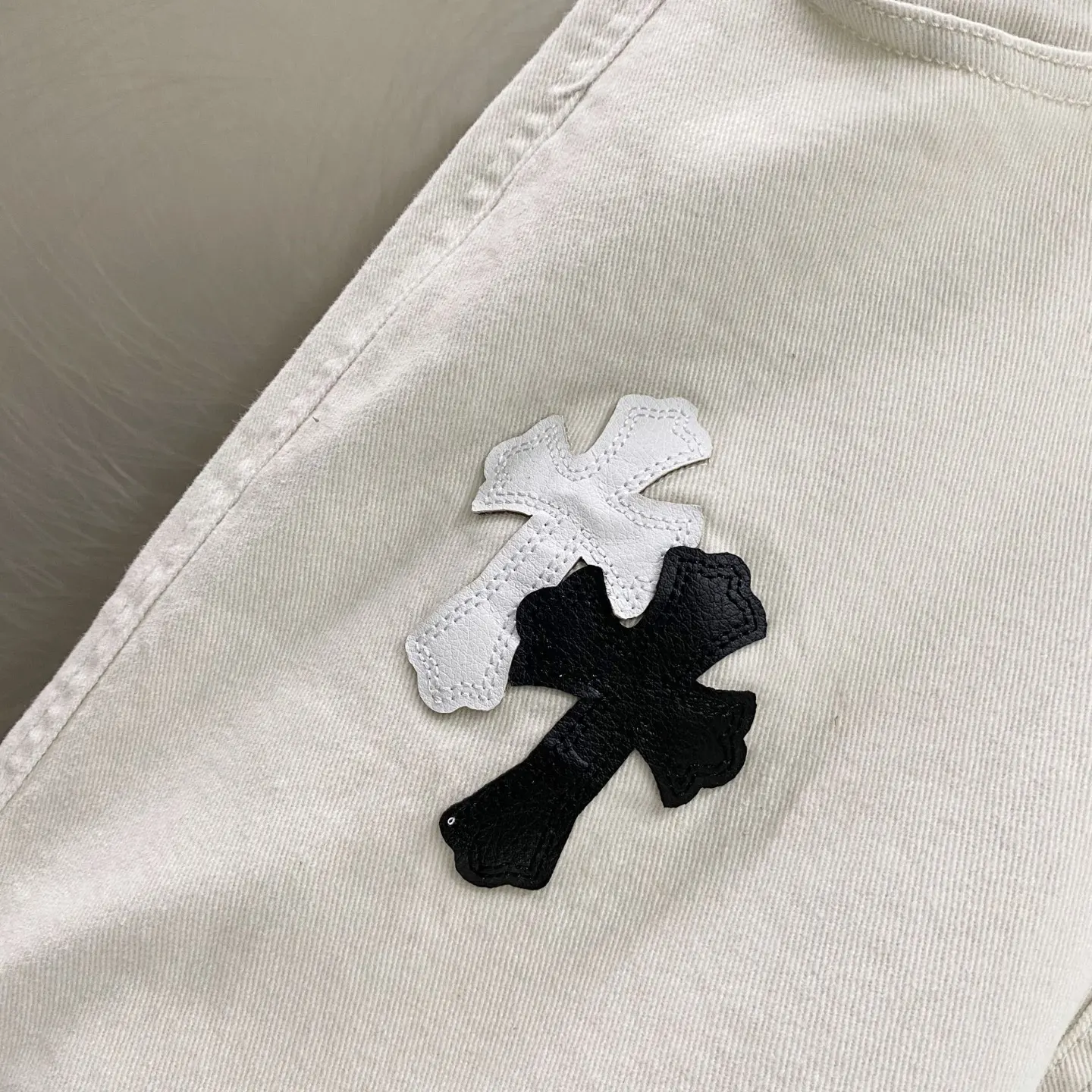 Cross Patch Straight-Leg Jeans D19519617 — view 11
