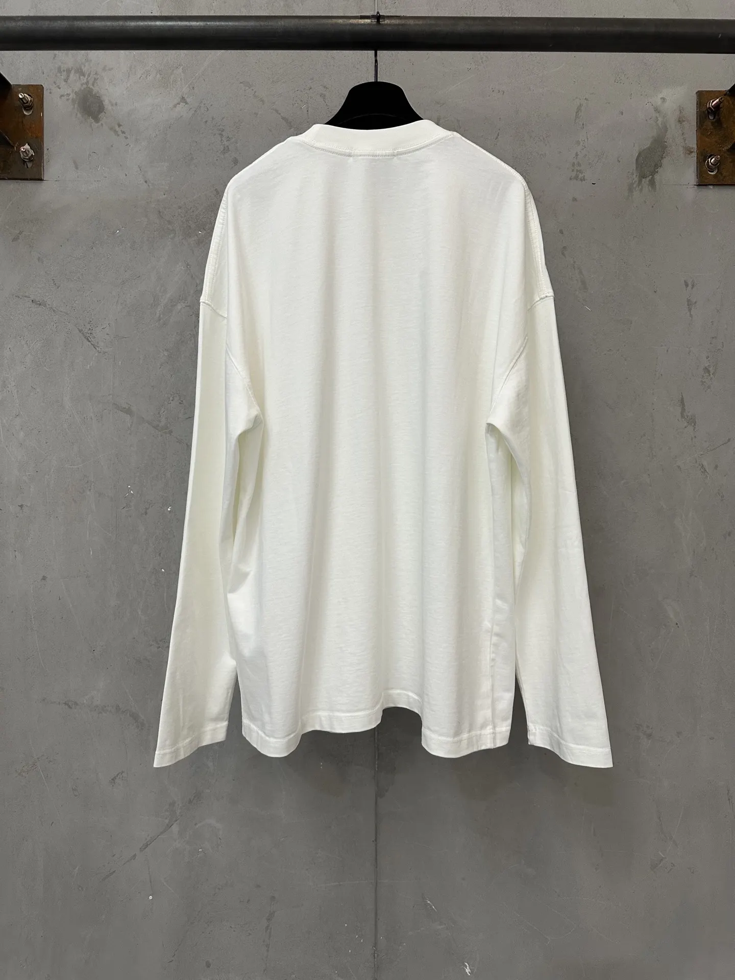 Logo Embroidered Heavyweight Long-Sleeve T-Shirt D20025026 — view 2