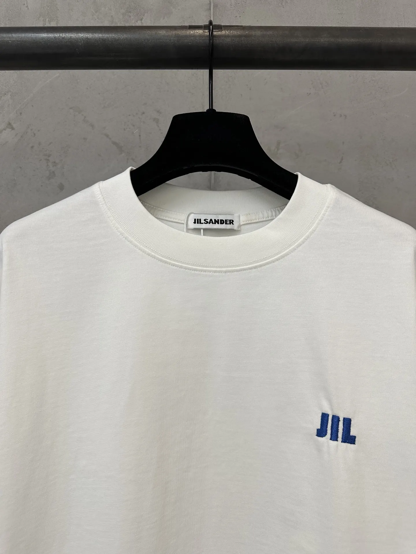 Logo Embroidered Heavyweight Long-Sleeve T-Shirt D20025026 — view 5
