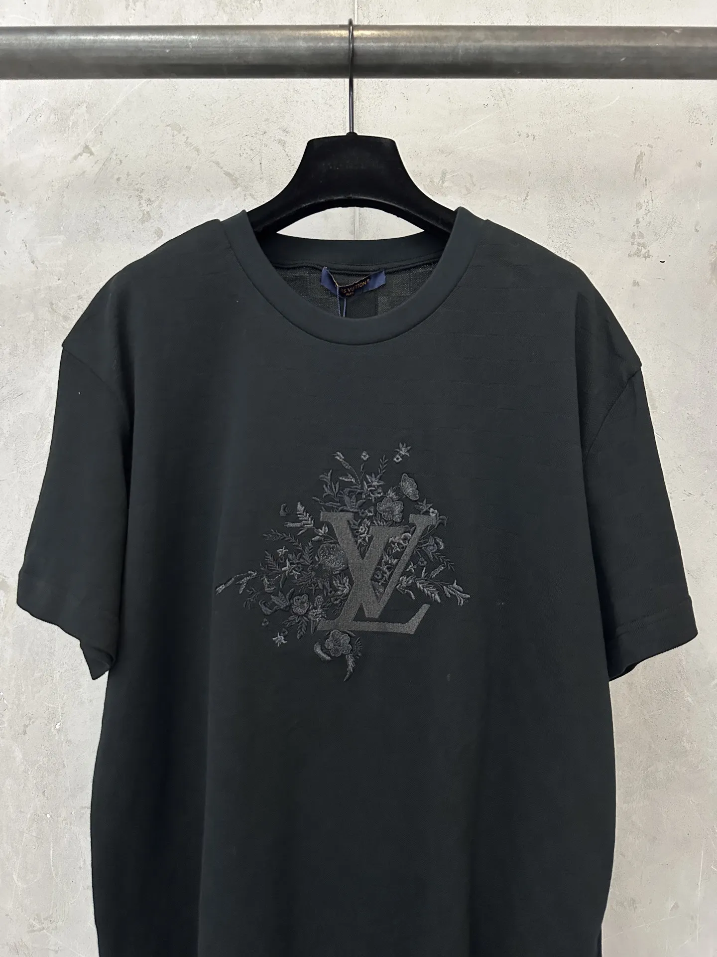 Floral Bouquet Embroidered Logo T-Shirt D20011887 — view 3