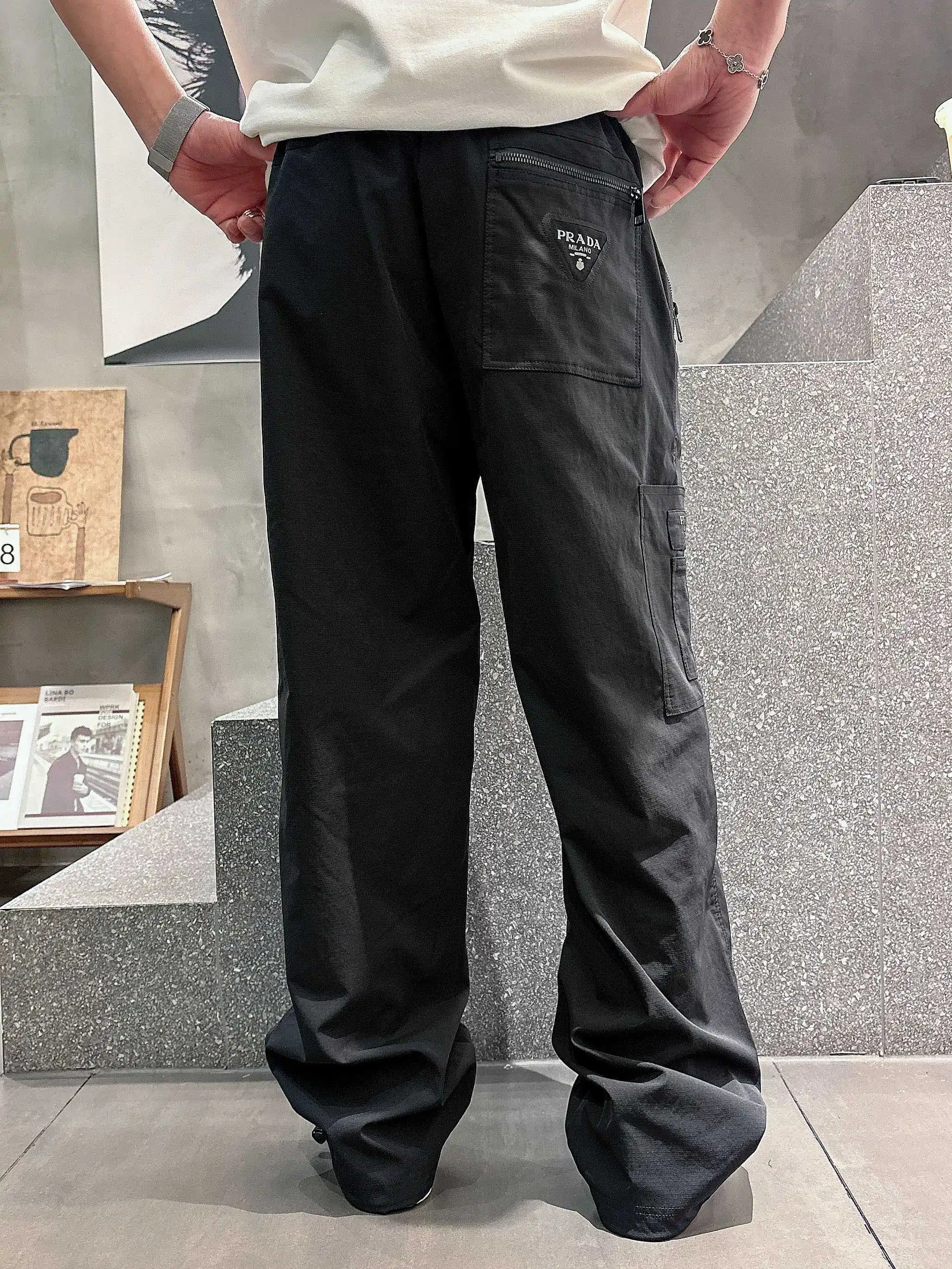 Logo-Appliqué Straight-Leg Trousers D20513610 — view 5