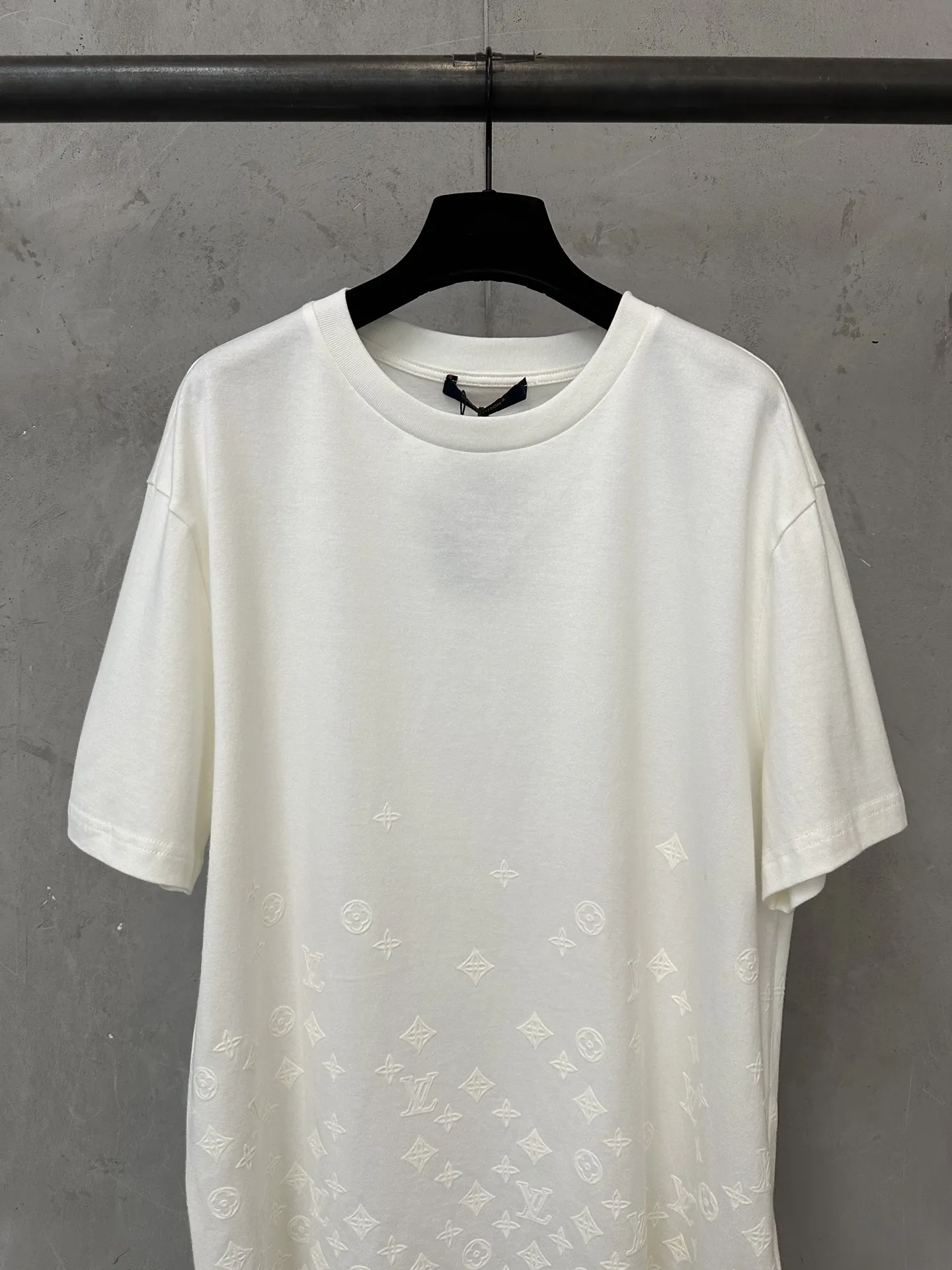 Monogram Gradient Flocked T-Shirt D21023504 — view 3
