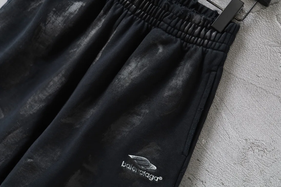 Distressed Mud-Wash Embroidered Sweat Shorts D21014629 — view 3