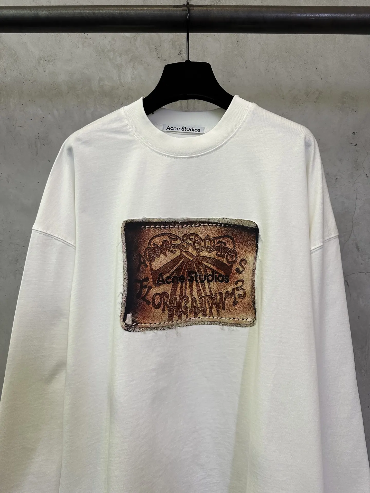 Vintage Logo Patch Long-Sleeve T-Shirt D22025042 — view 3