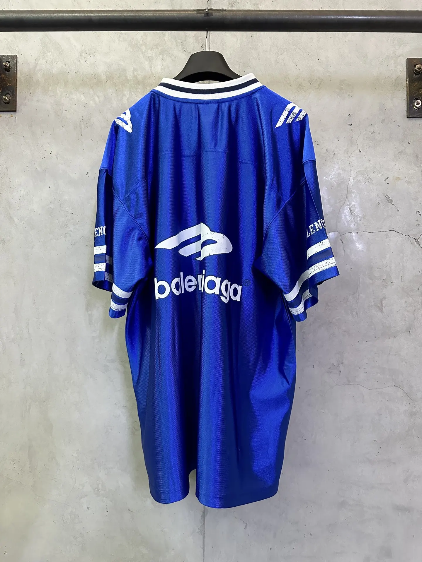 Logo-Embroidered V-Neck Rugby Jersey T-Shirt D22011618 — view 2