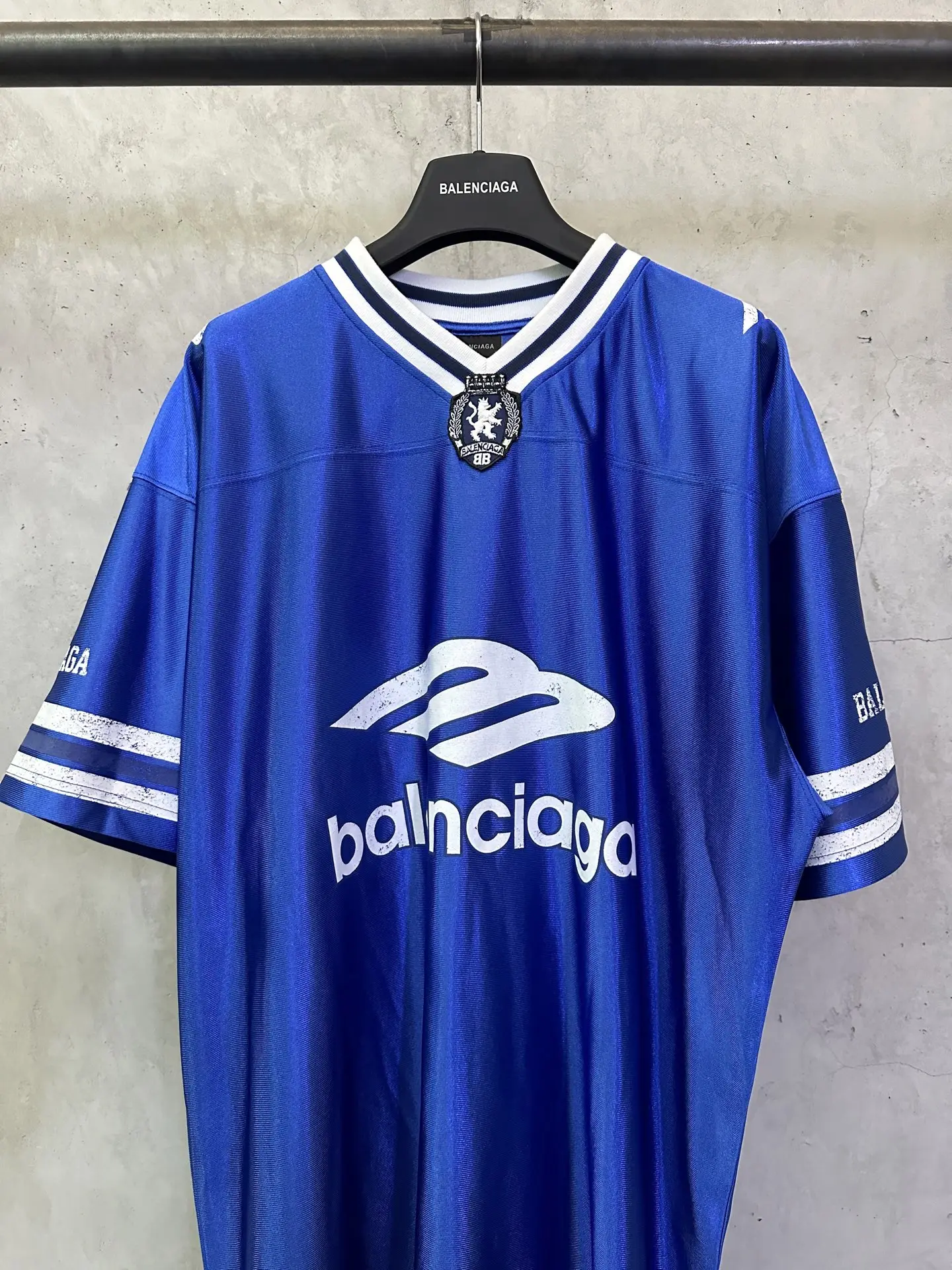 Logo-Embroidered V-Neck Rugby Jersey T-Shirt D22011618 — view 3