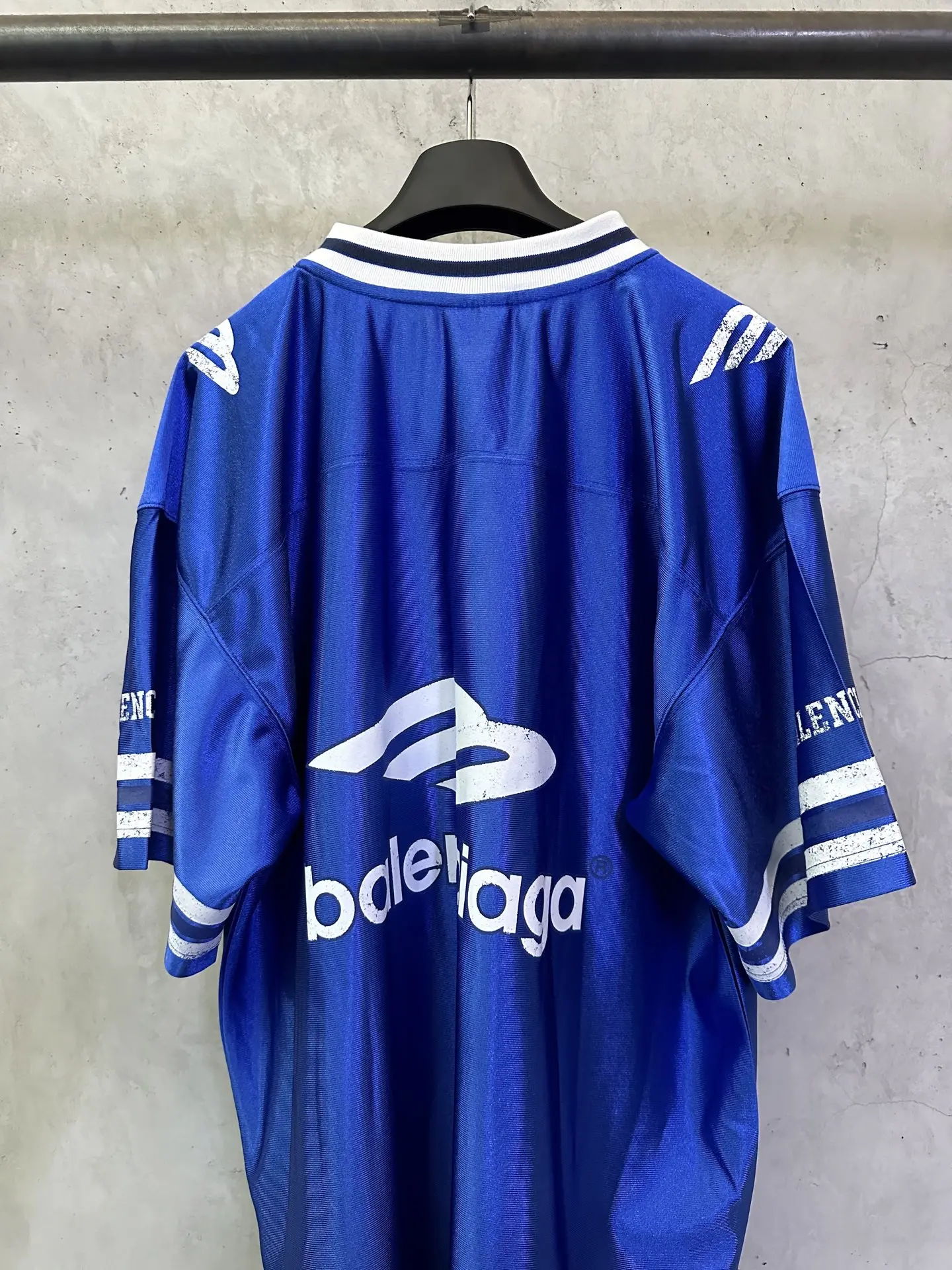 Logo-Embroidered V-Neck Rugby Jersey T-Shirt D22011618 — view 5