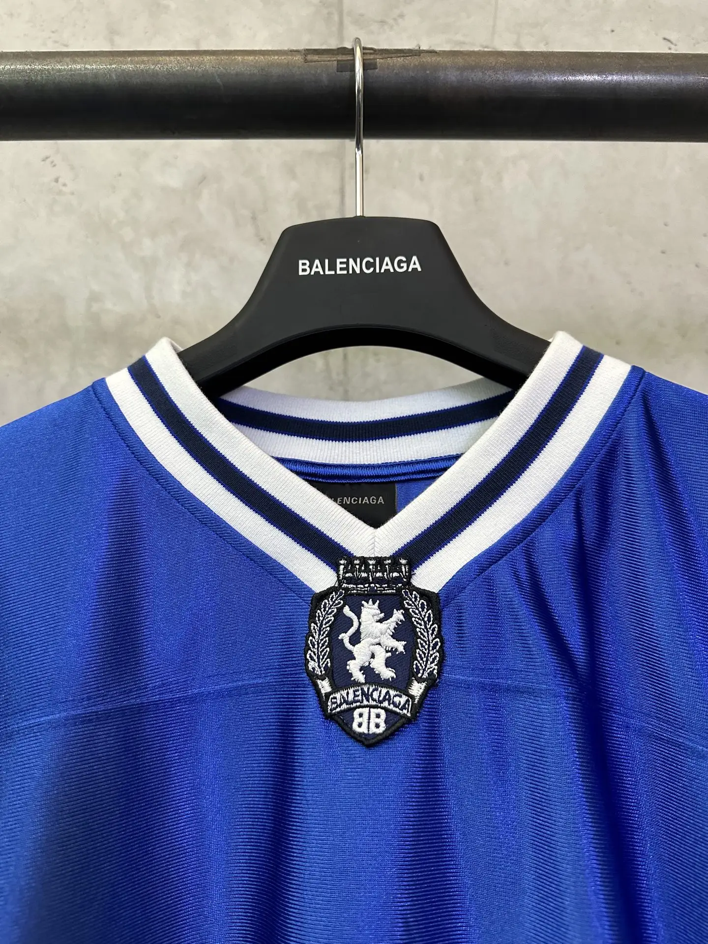 Logo-Embroidered V-Neck Rugby Jersey T-Shirt D22011618 — view 7