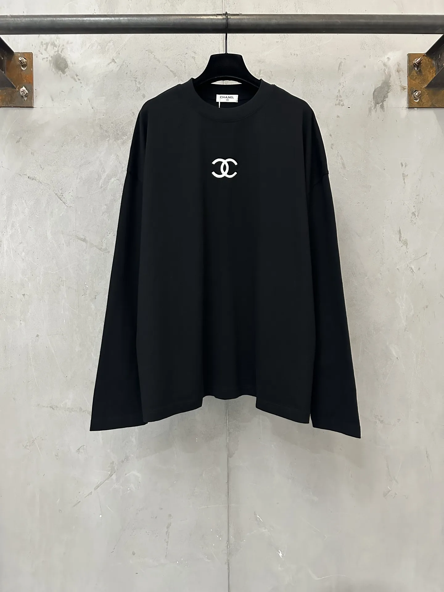 Logo Embroidered Long-Sleeve T-Shirt D22024382