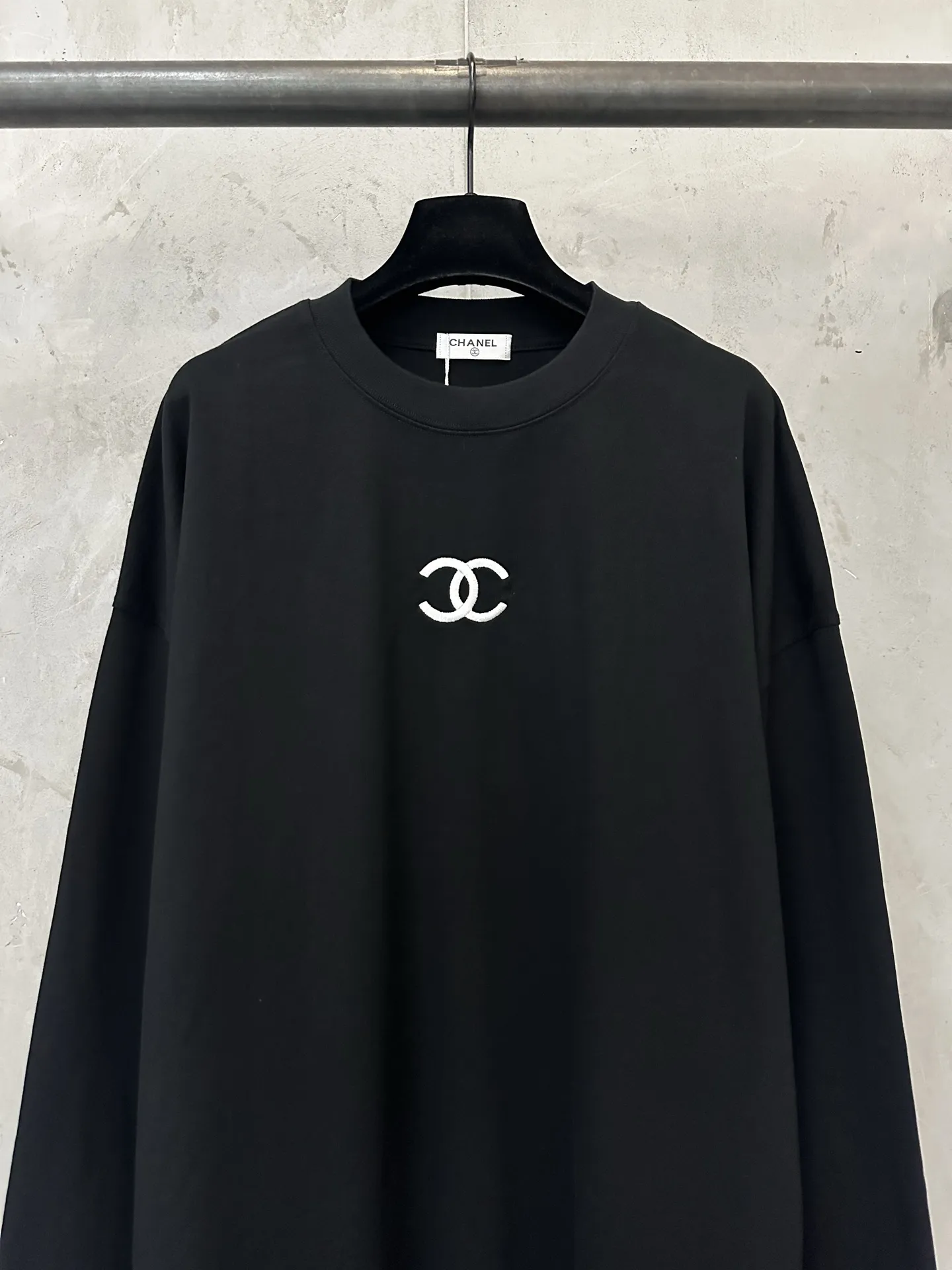 Logo Embroidered Long-Sleeve T-Shirt D22024382 — view 3