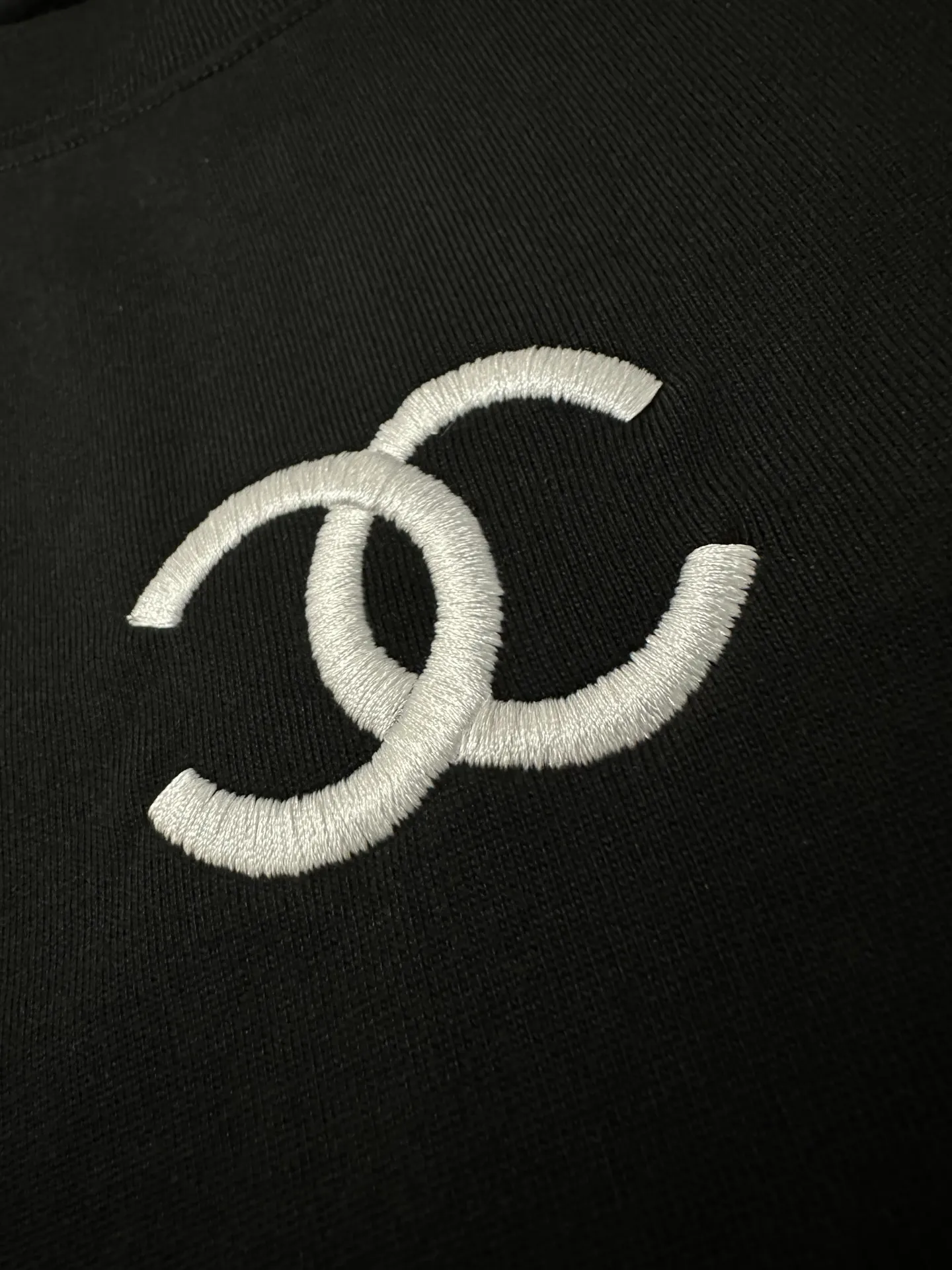 Logo Embroidered Long-Sleeve T-Shirt D22024382 — view 8