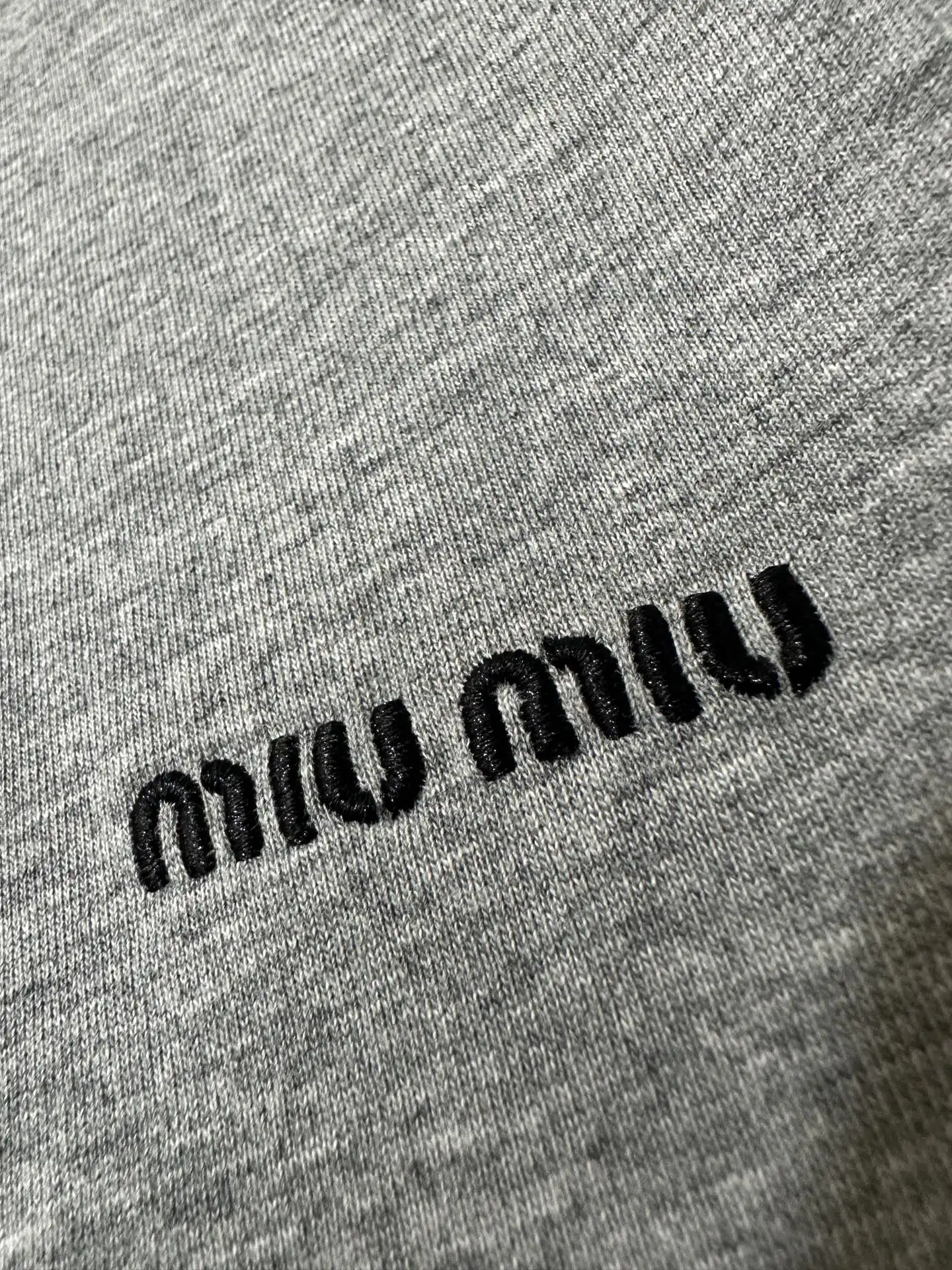 Embroidered Logo Long-Sleeve T-Shirt D22021773 — view 8