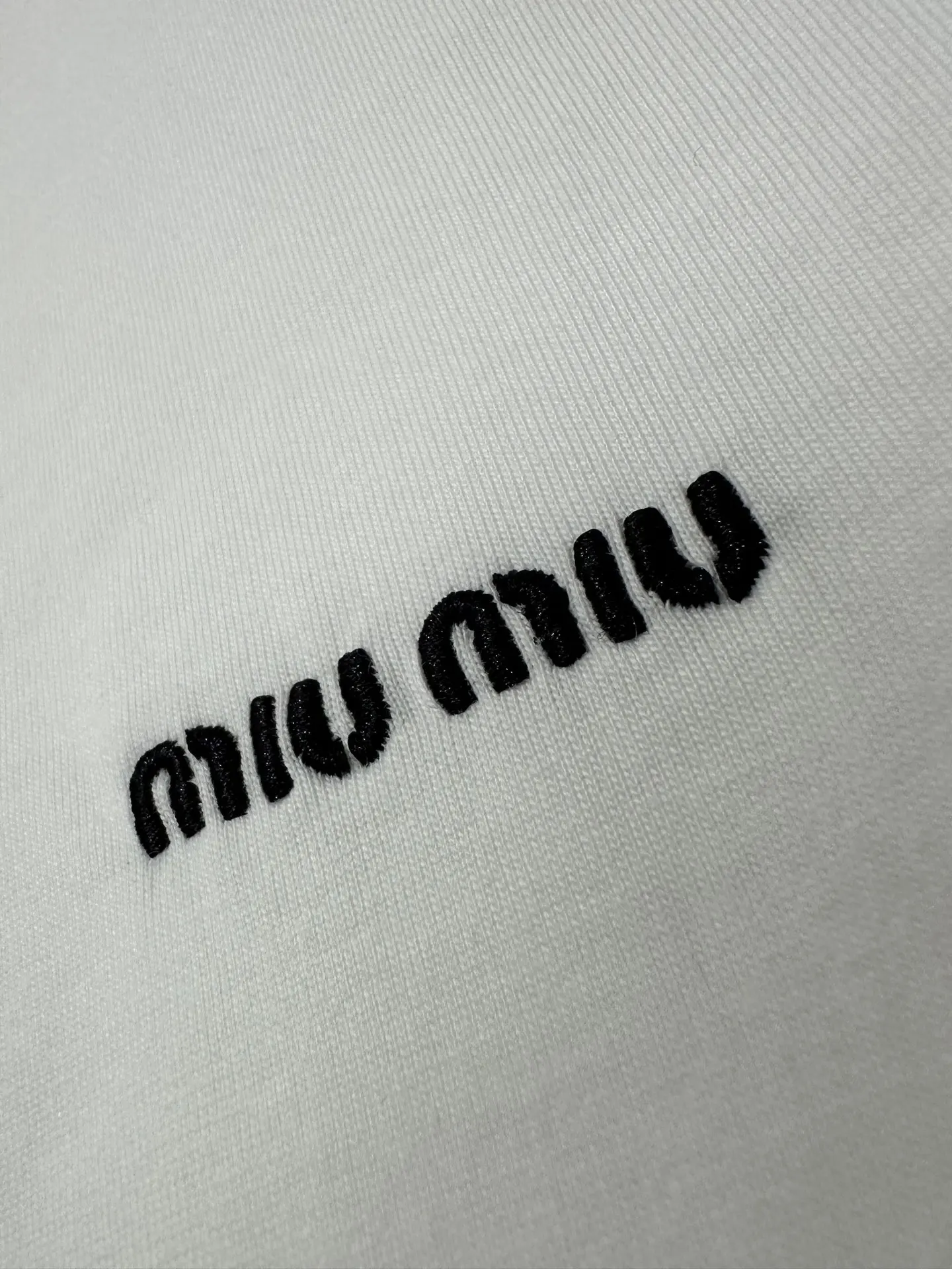 Logo-Embroidered Long-Sleeve T-Shirt D22021774 — view 8