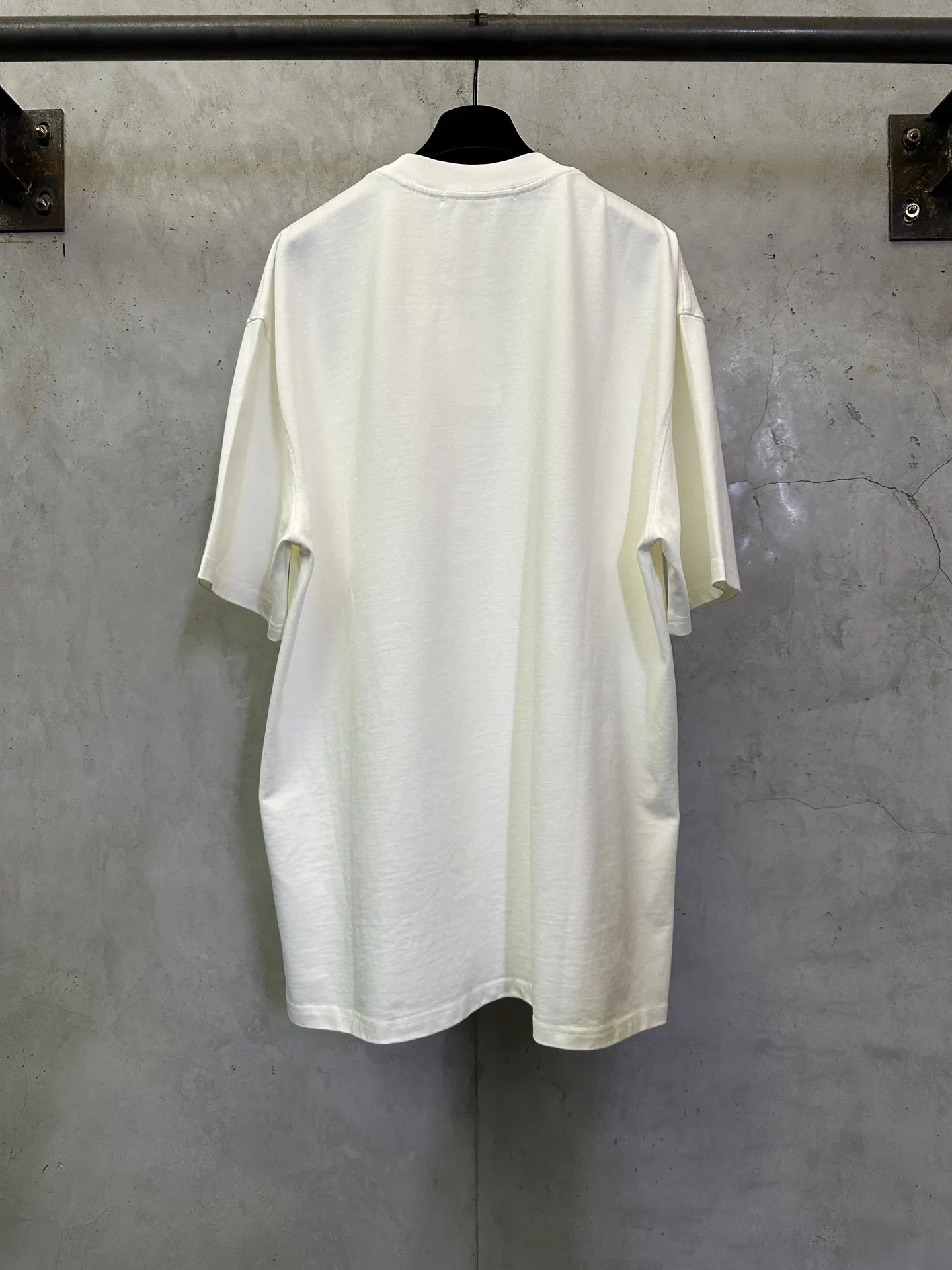 Pearl-Embellished Logo Heavyweight T-Shirt D22512782 — view 2