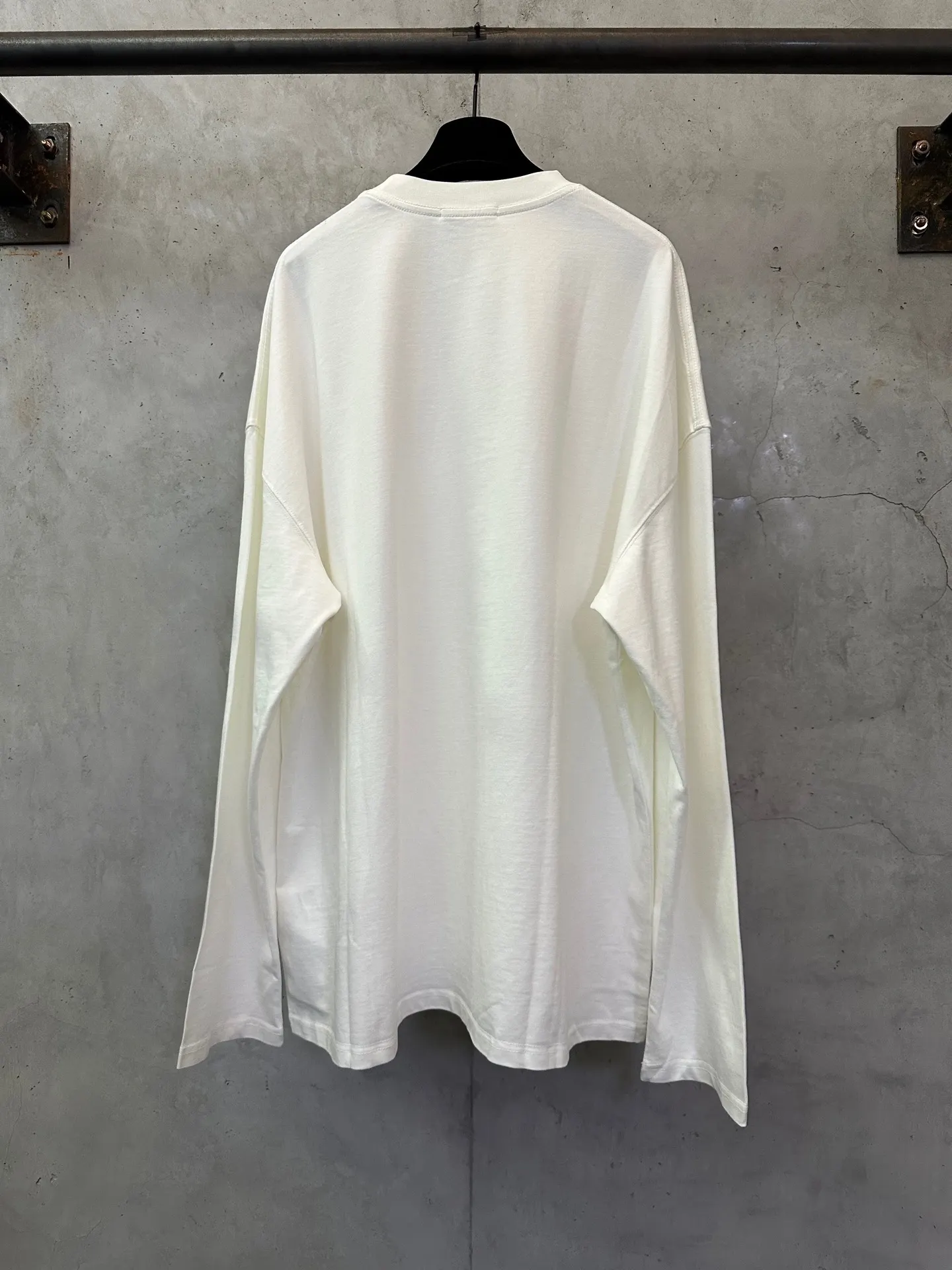 Logo Print Heavyweight Cotton Long-Sleeve T-Shirt D23021761 — view 2