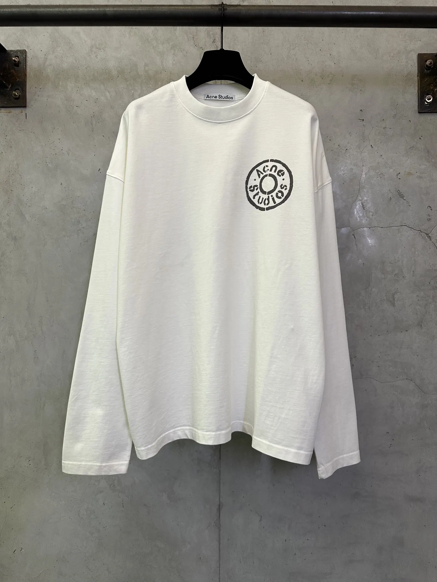 Logo Graphic Long-Sleeve T-Shirt D24012882