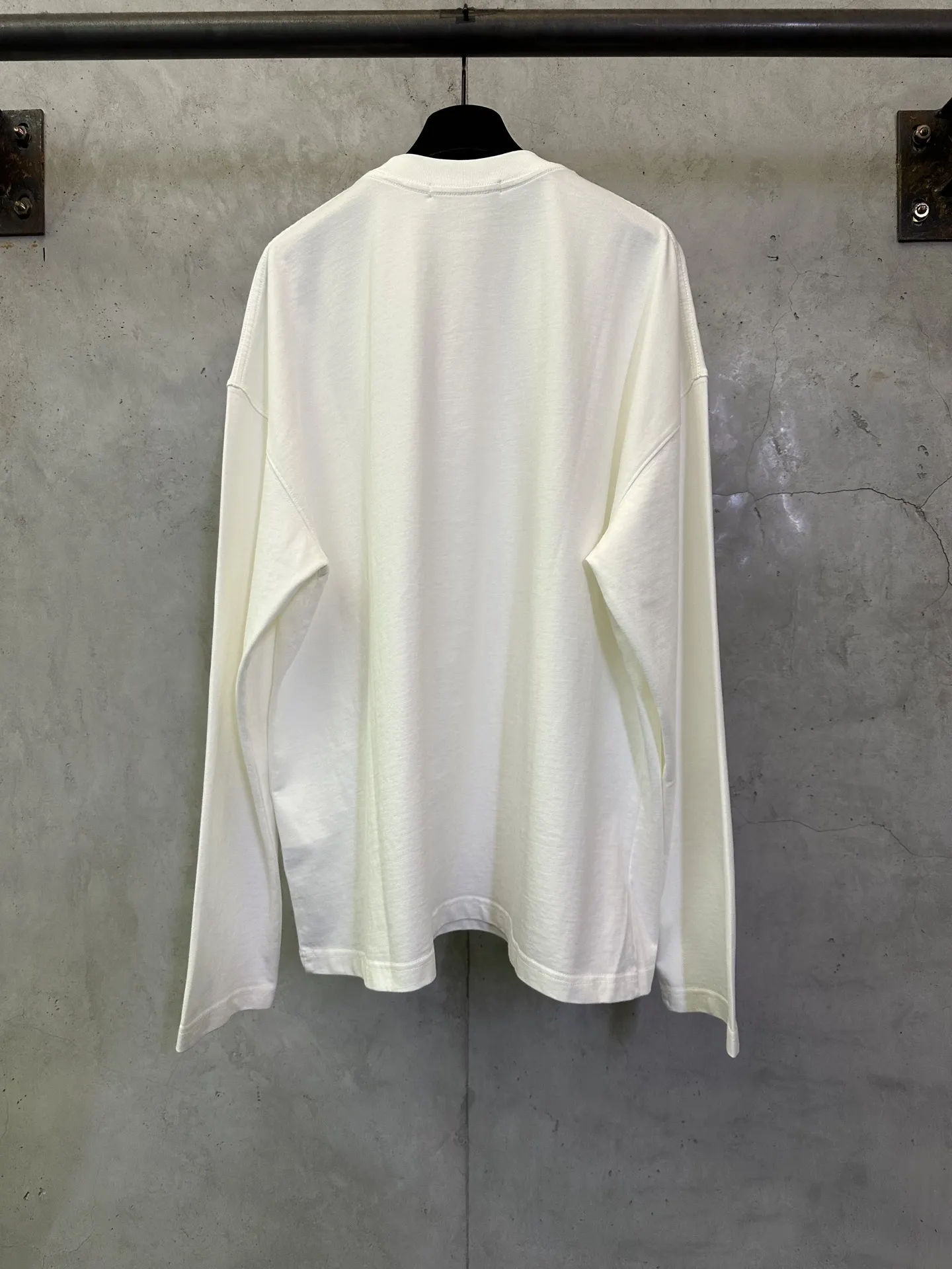 Logo Graphic Long-Sleeve T-Shirt D24012882 — view 2