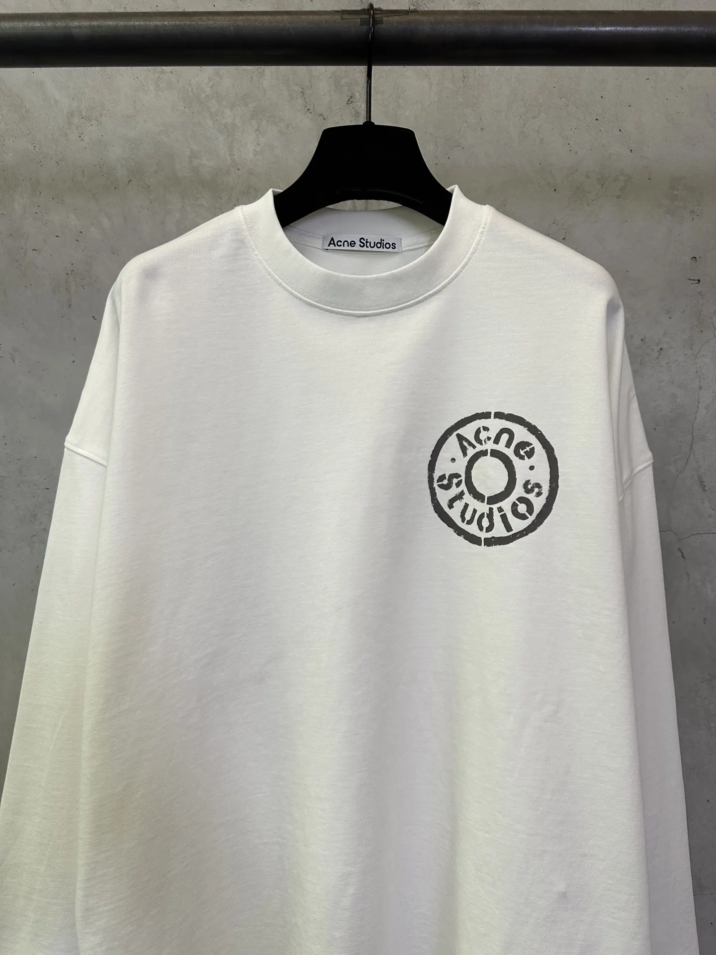 Logo Graphic Long-Sleeve T-Shirt D24012882 — view 3