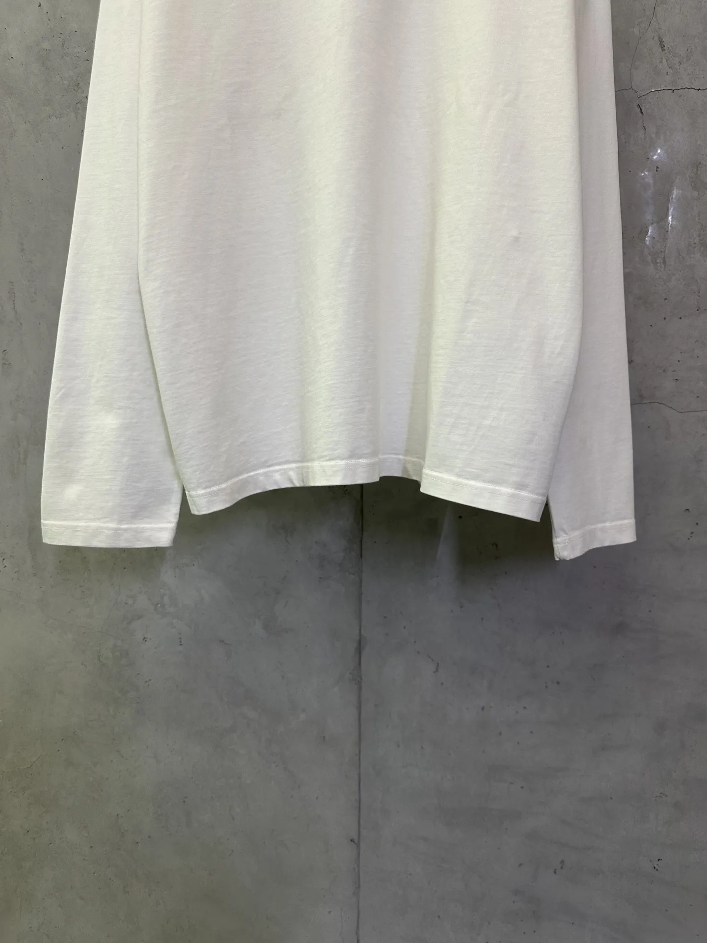 Logo Graphic Long-Sleeve T-Shirt D24012882 — view 4